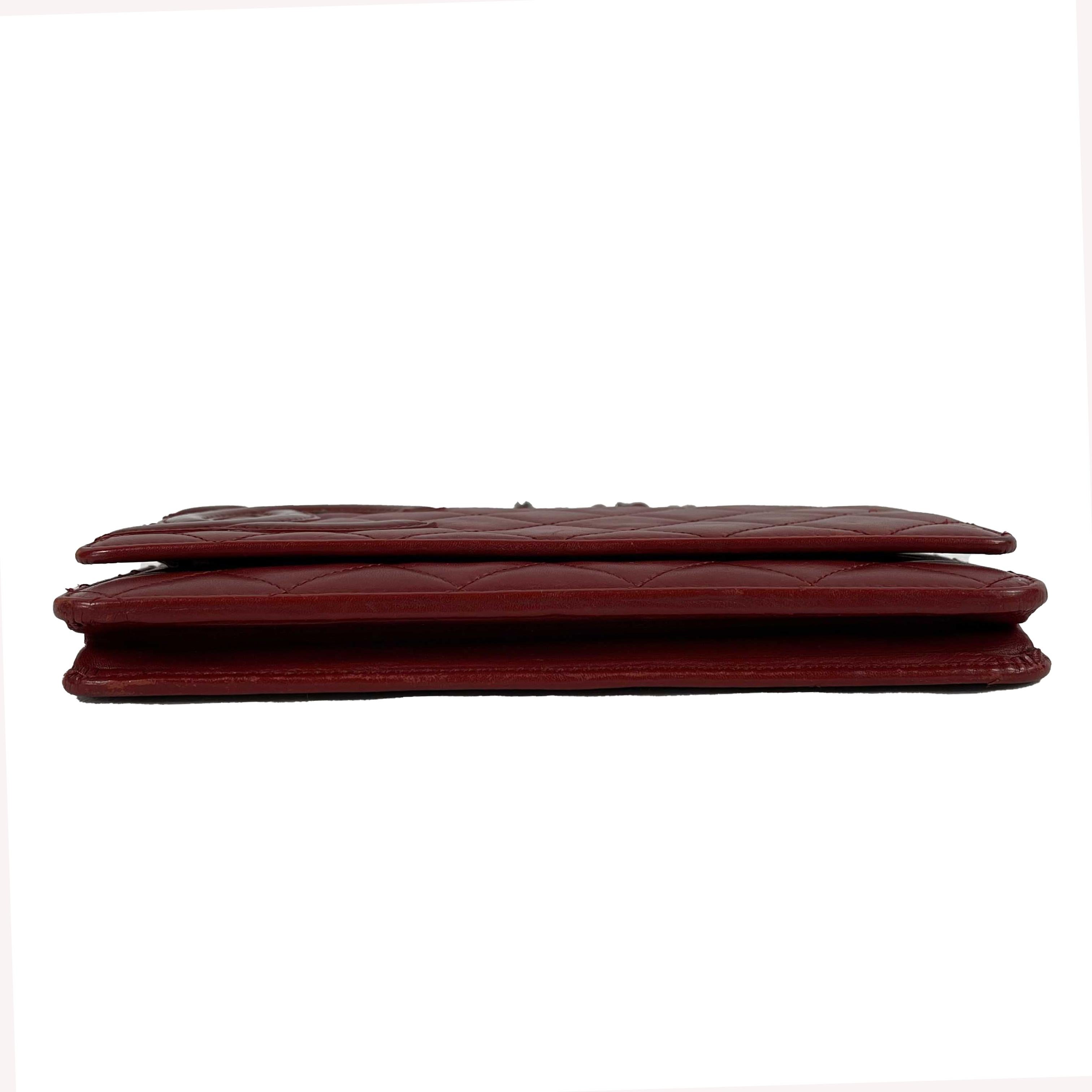 CHANEL Kalbsleder Gesteppt Cambon Rot / Silber Brieftasche an Kette Crossbody im Zustand „Hervorragend“ im Angebot in Sanford, FL