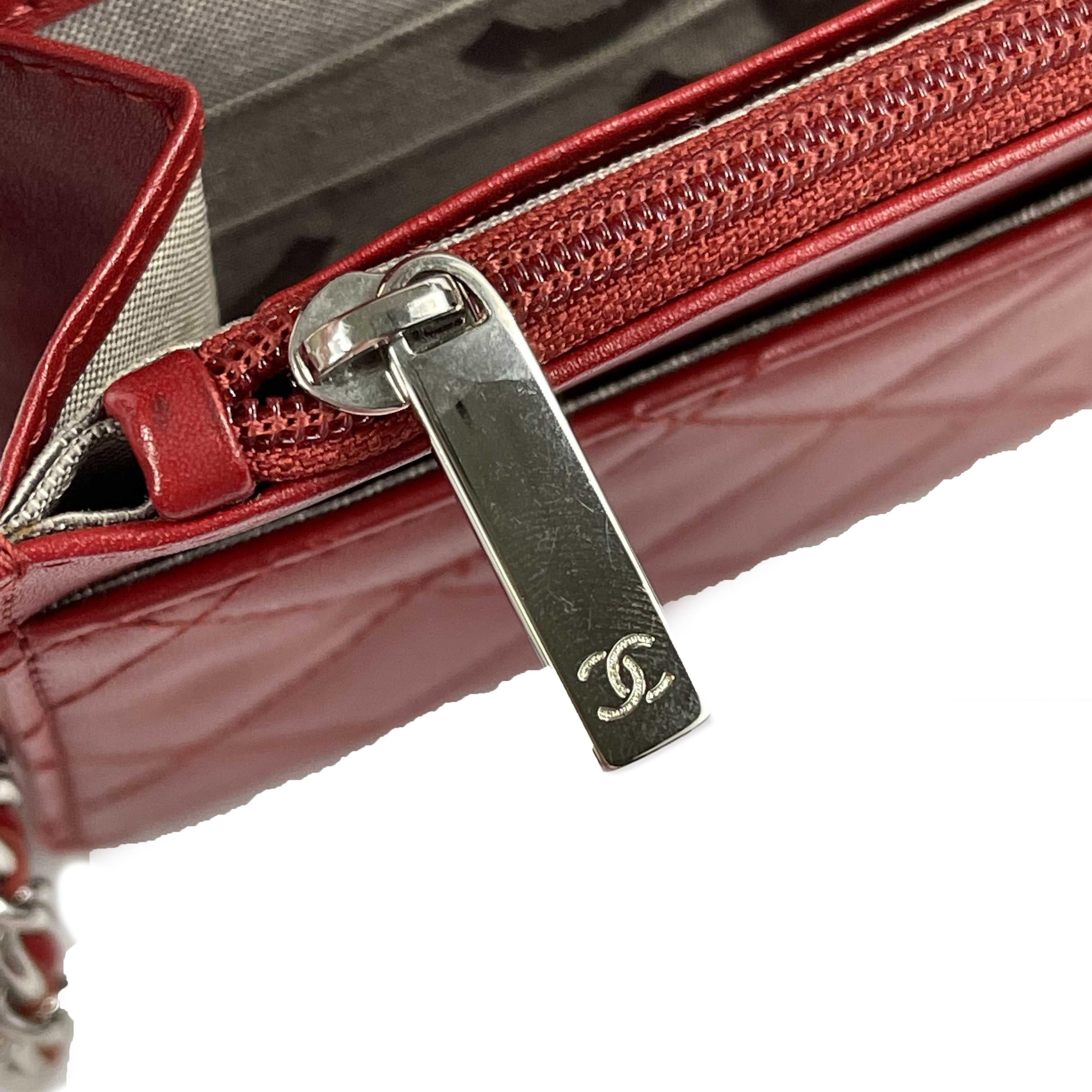 CHANEL Kalbsleder Gesteppt Cambon Rot / Silber Brieftasche an Kette Crossbody im Angebot 1