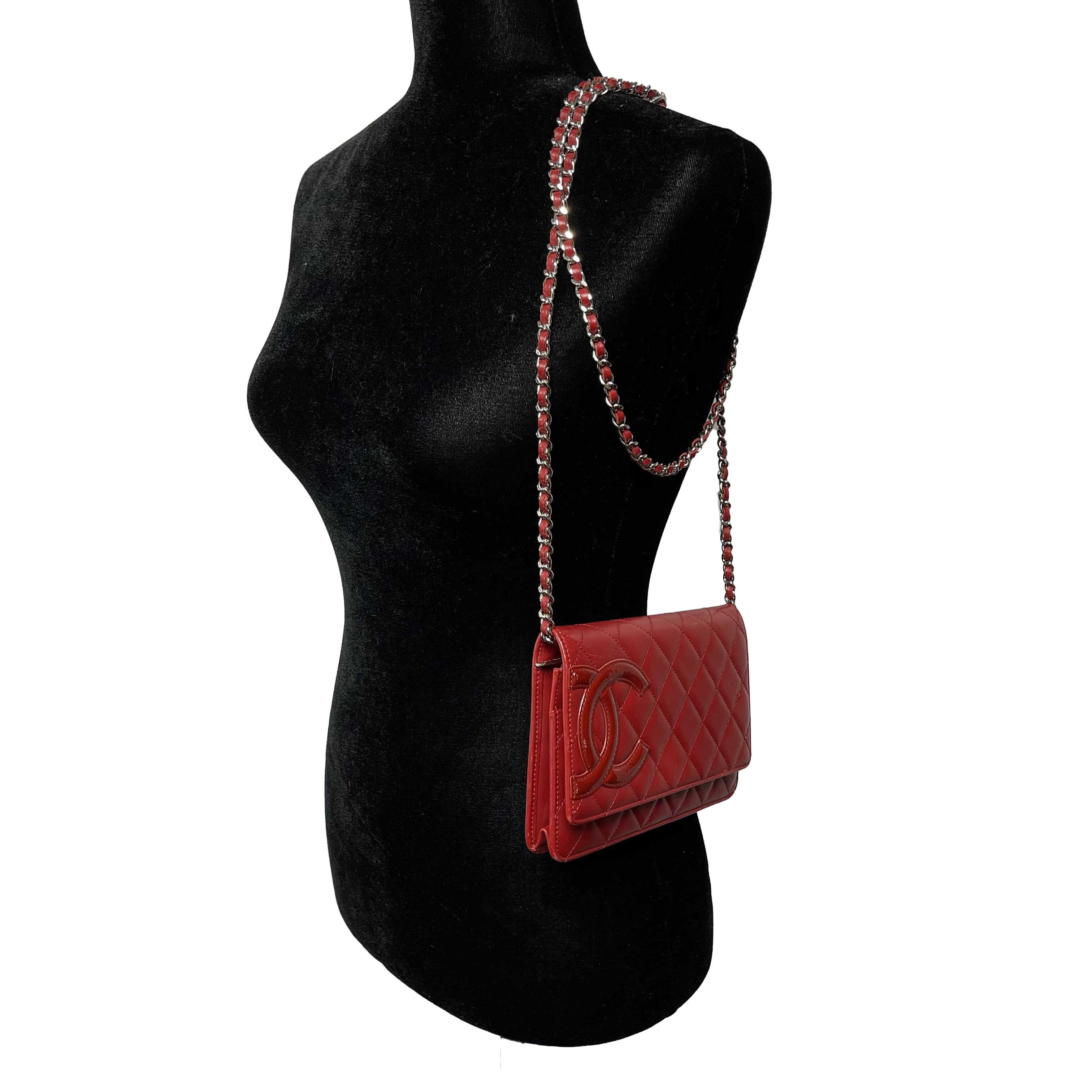 CHANEL Kalbsleder Gesteppt Cambon Rot / Silber Brieftasche an Kette Crossbody im Angebot 3