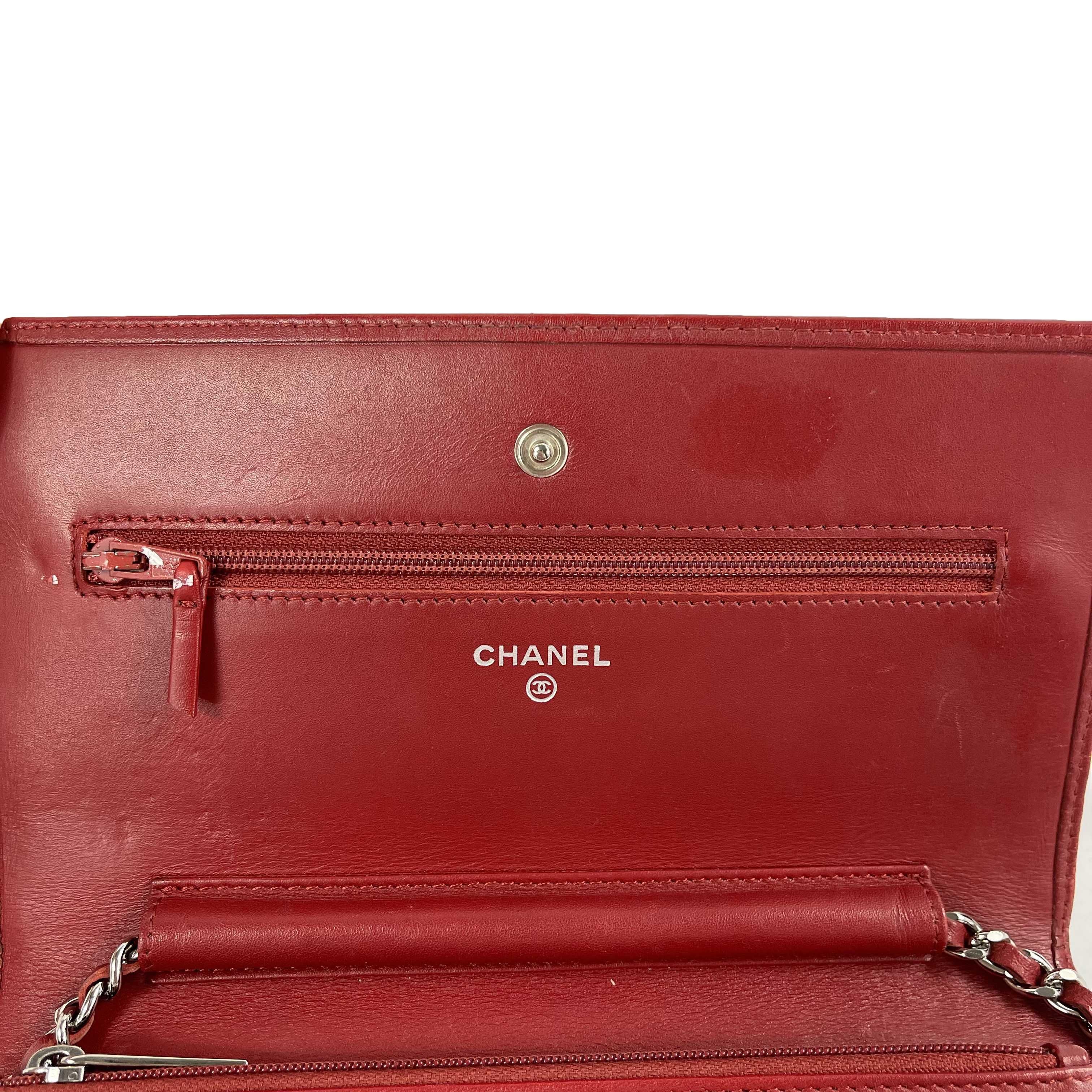 CHANEL Kalbsleder Gesteppt Cambon Rot / Silber Brieftasche an Kette Crossbody im Angebot 4