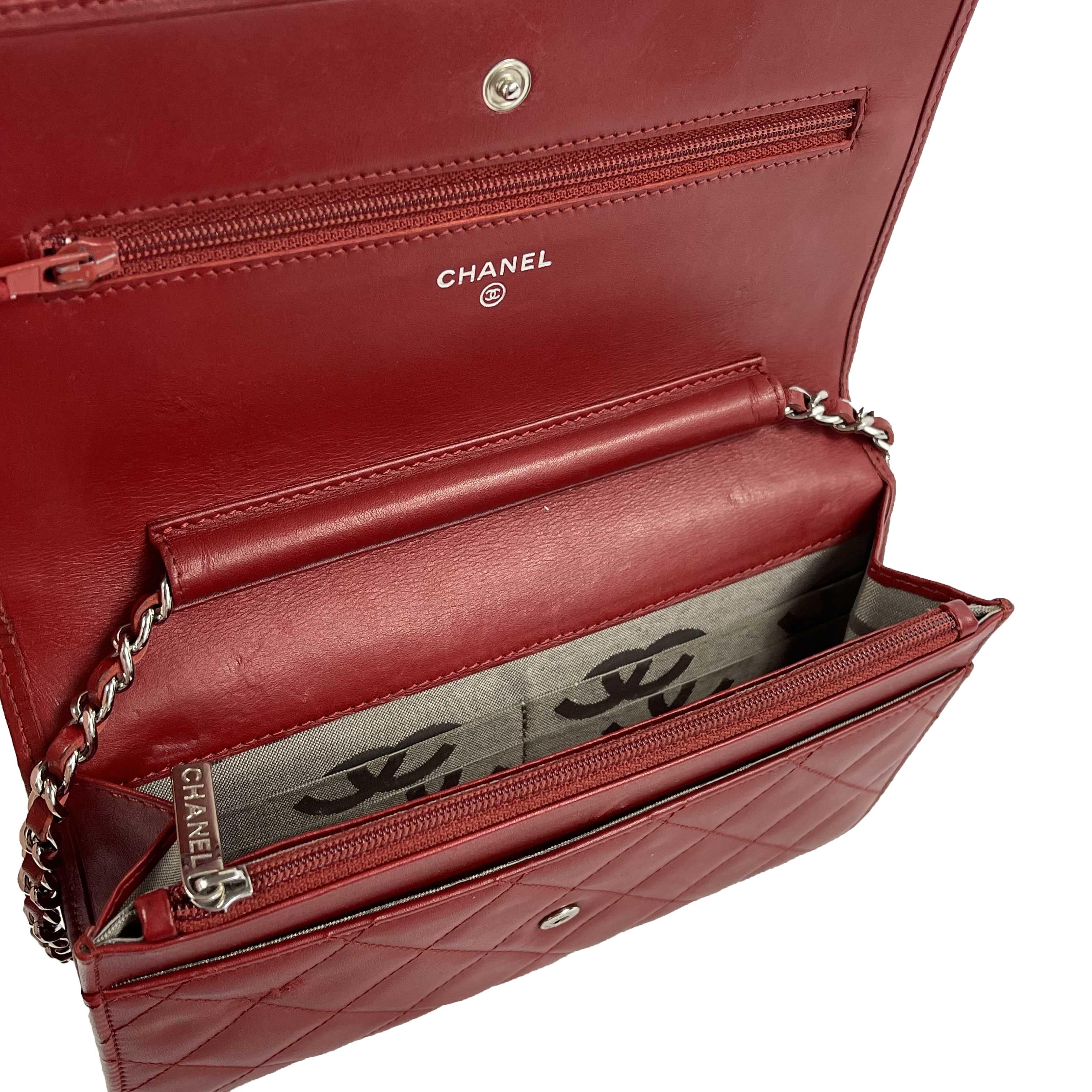 CHANEL Kalbsleder Gesteppt Cambon Rot / Silber Brieftasche an Kette Crossbody im Angebot 5