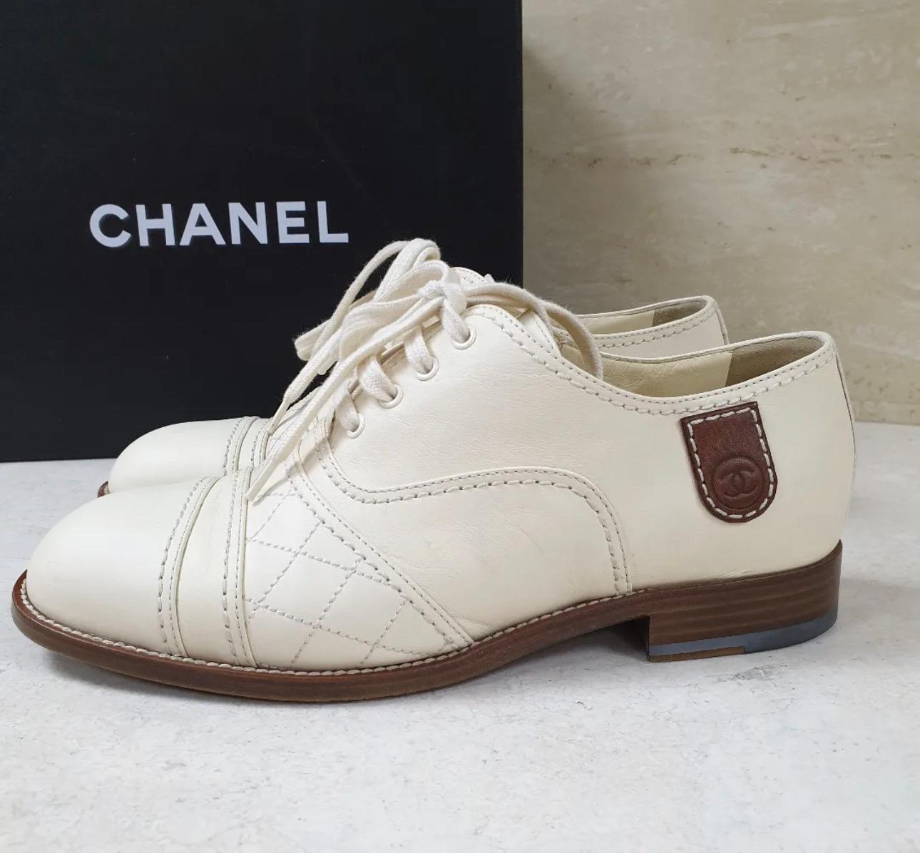 Gris Chanel - Chaussures à lacets CC en cuir de veau matelassé en vente
