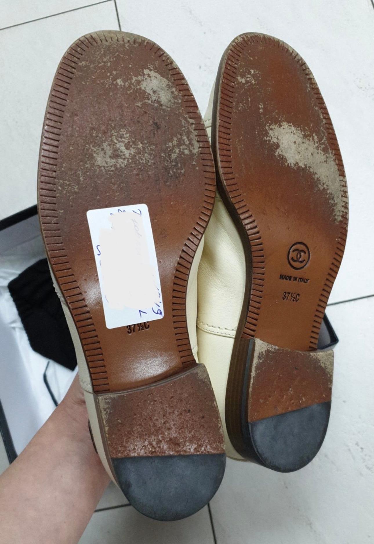 Chanel - Chaussures à lacets CC en cuir de veau matelassé en vente 1