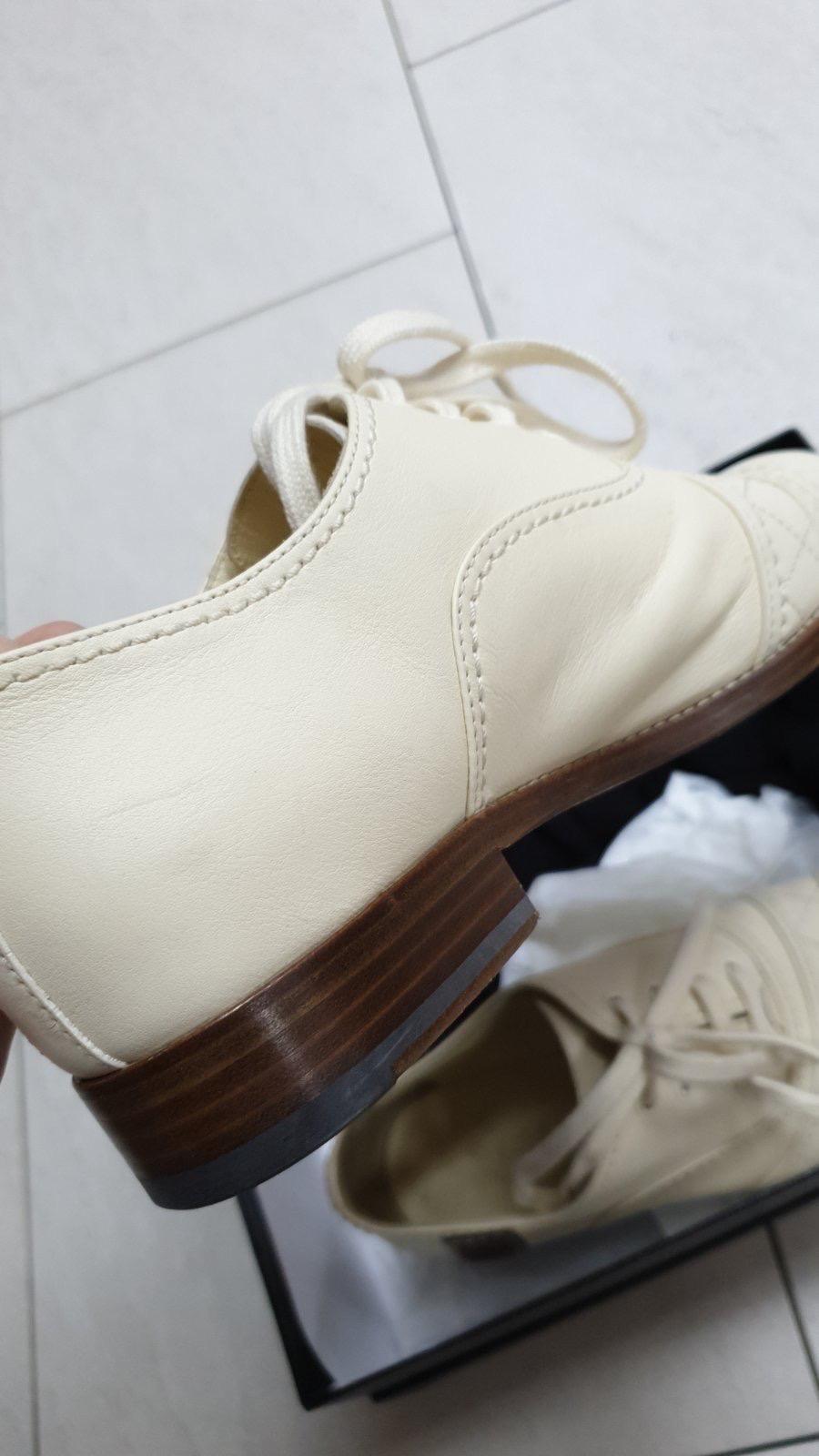 Chanel - Chaussures à lacets CC en cuir de veau matelassé en vente 2