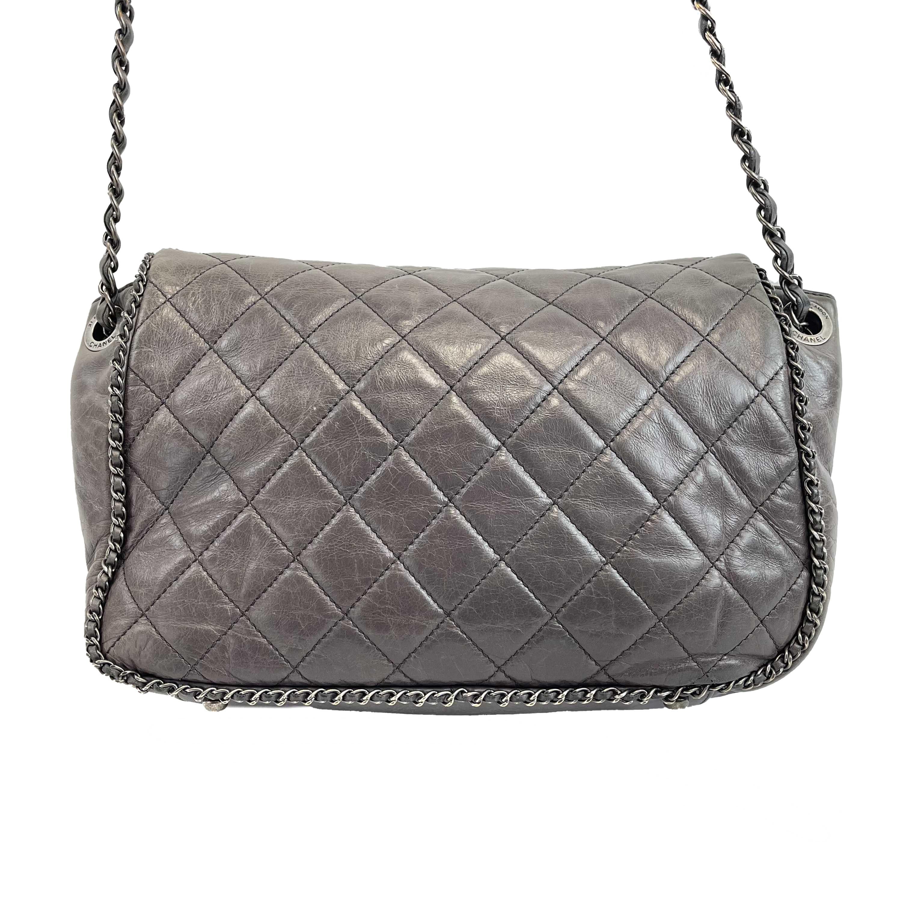 CHANEL - Calfskin Quilted Large CC Enchained Accordion - Gray Shoulder Bag

Description

* Circa 2015-16
* Diamond quilted gray calfskin leather
* Ruthenium chain intertwined with leather with leather shoulder pad
* Ruthenium Chanel CC turn lock
*