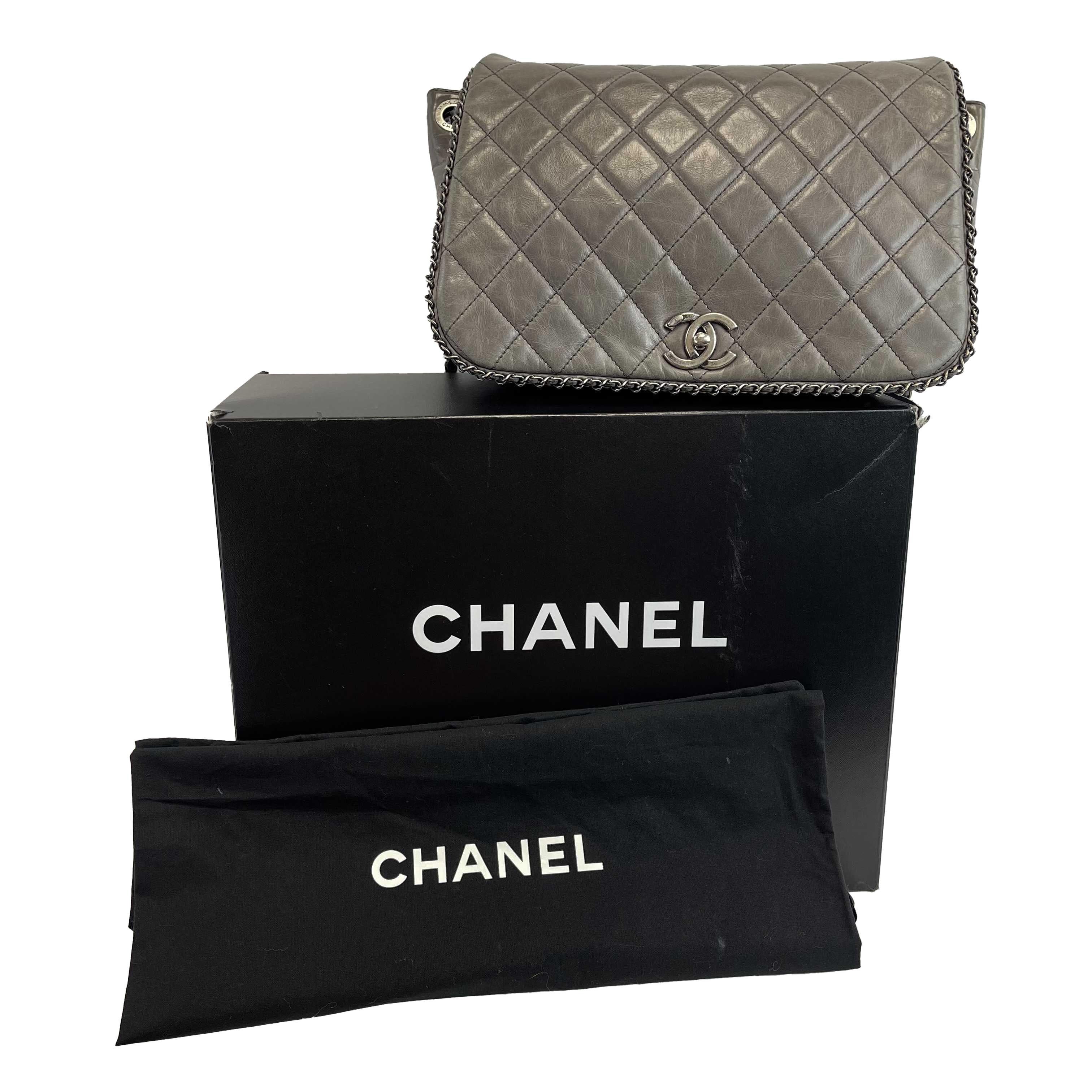 CHANEL - Calfskin Quilted Large CC Enchained Accordion - Gray Shoulder Bag In Good Condition For Sale In Sanford, FL