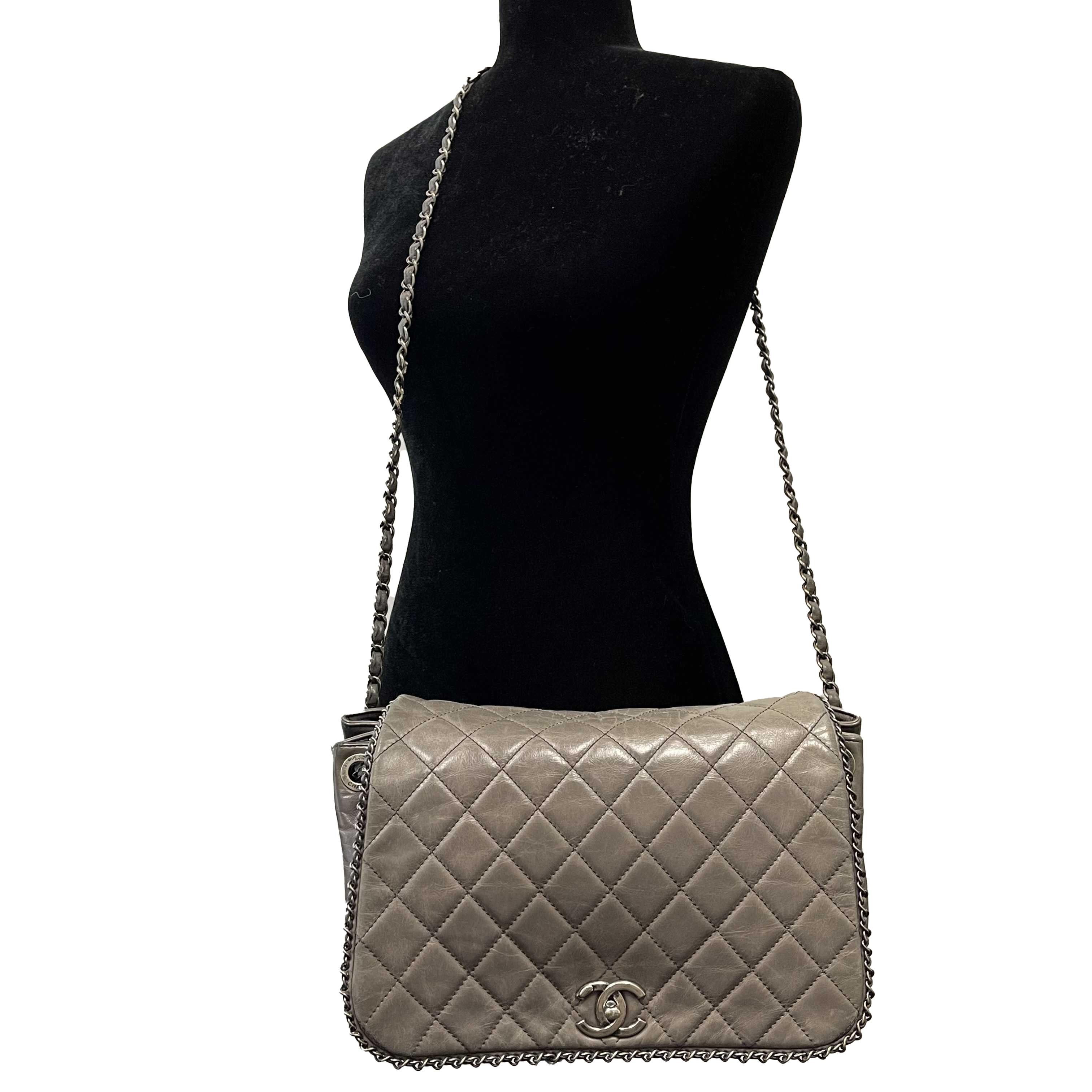 CHANEL - Calfskin Quilted Large CC Enchained Accordion - Gray Shoulder Bag For Sale 3
