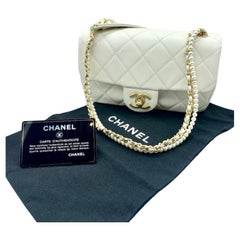 Chanel - Mini sac à rabat rectangulaire matelassé en cuir de veau avec perles de cristal et chaîne