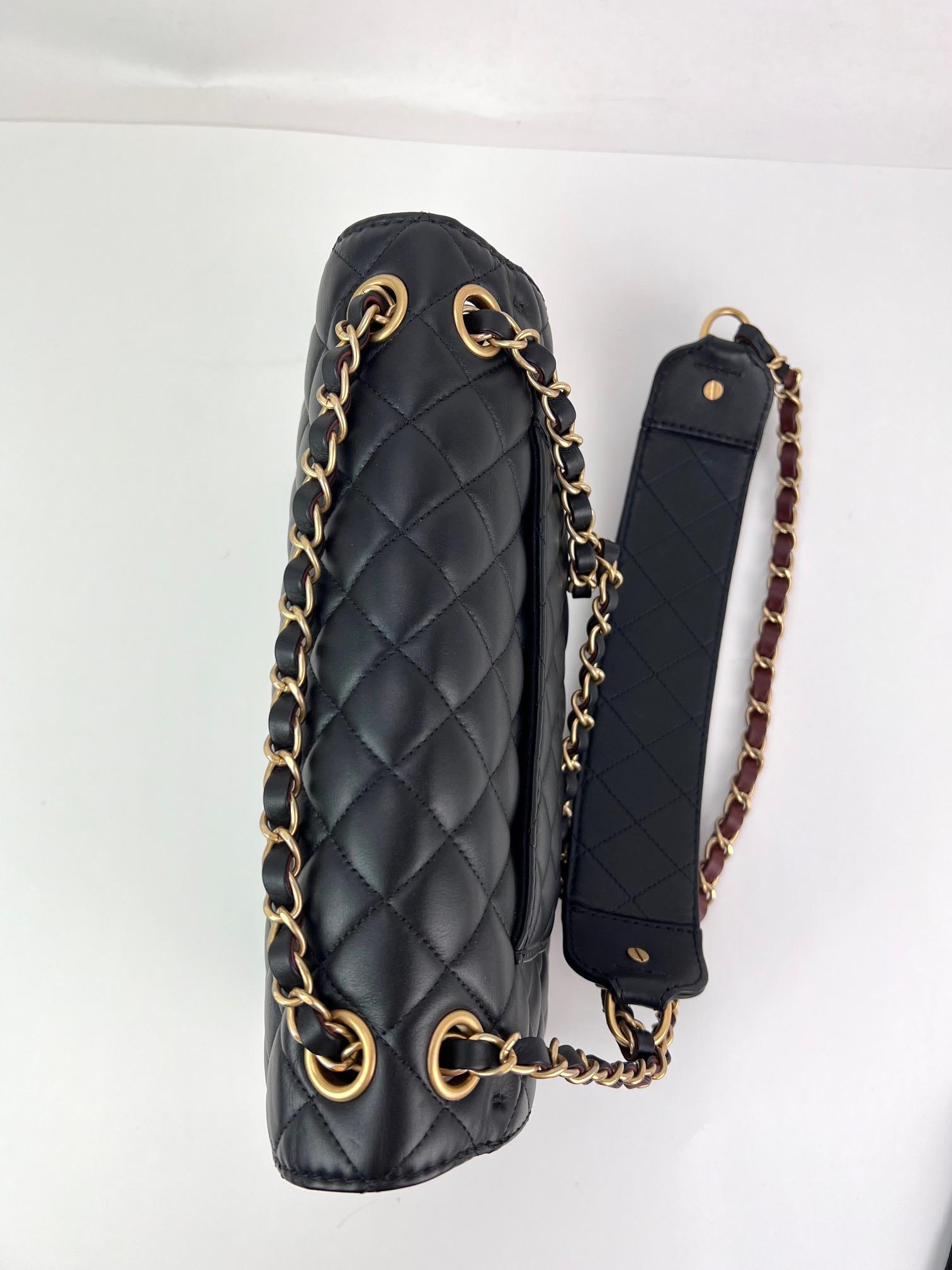 Chanel in pelle di vitello con tracolla trapuntata e patta in nero e bordeaux in vendita 5