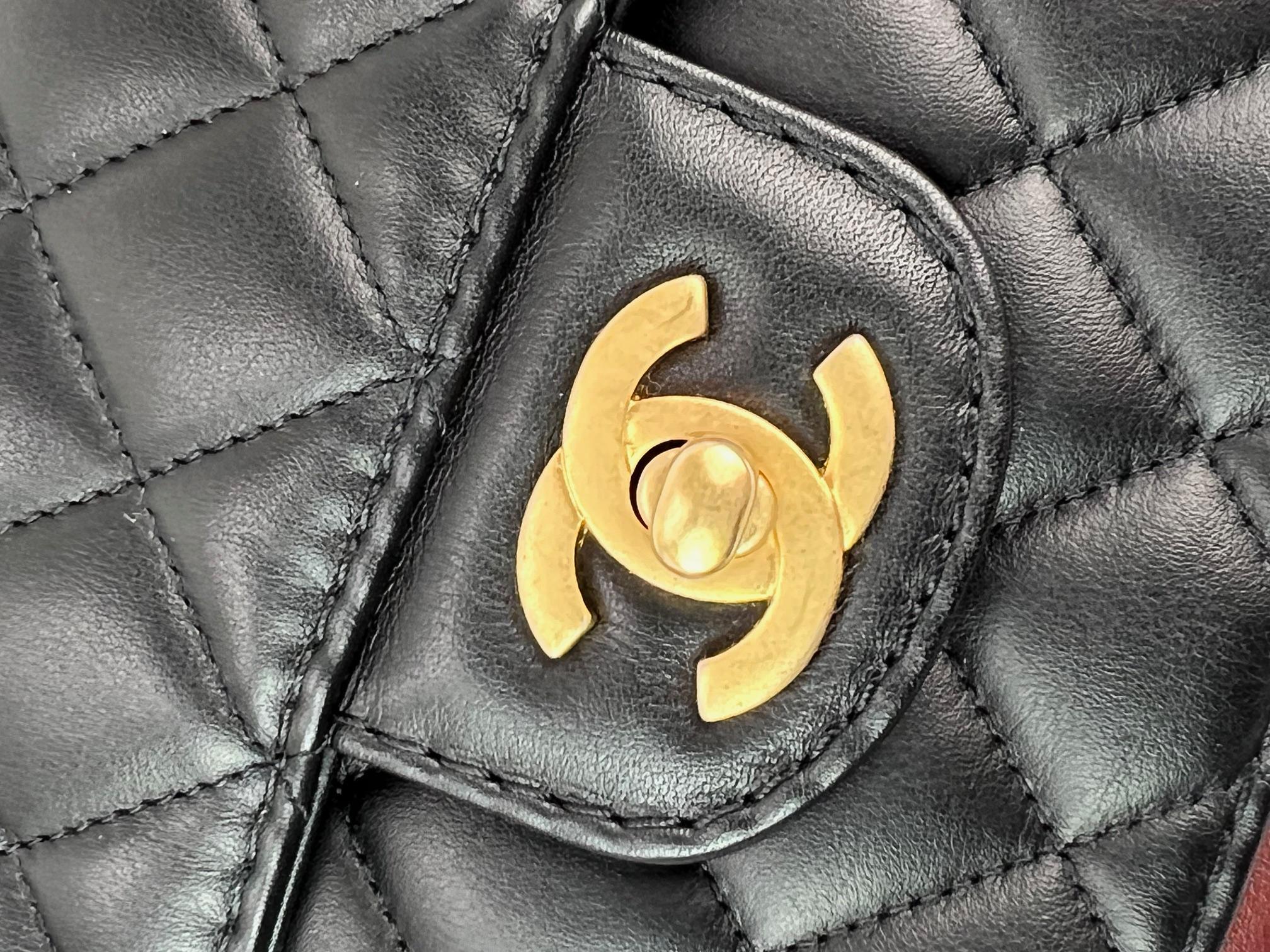 Chanel in pelle di vitello con tracolla trapuntata e patta in nero e bordeaux in vendita 6
