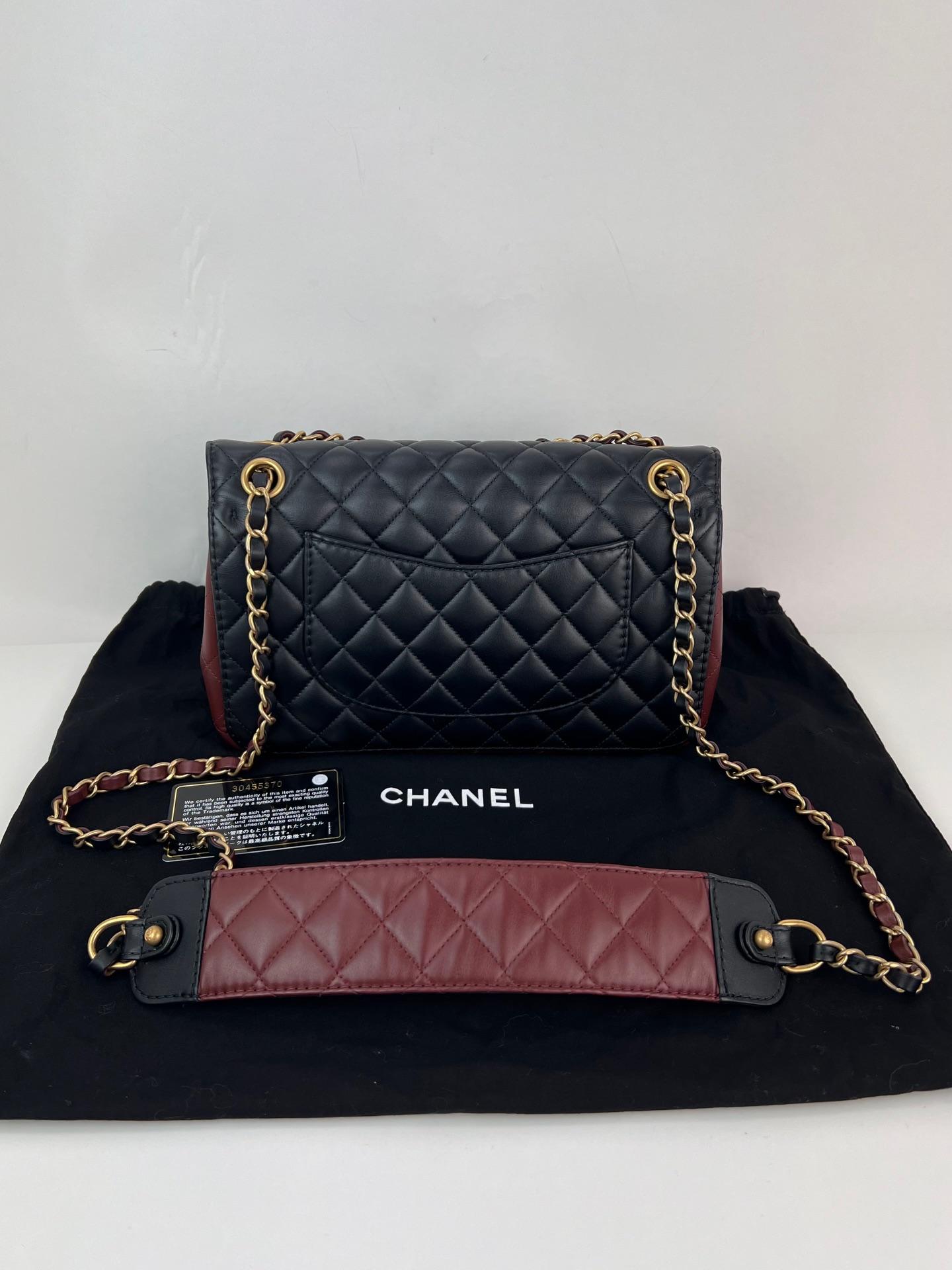 Chanel in pelle di vitello con tracolla trapuntata e patta in nero e bordeaux in vendita 7