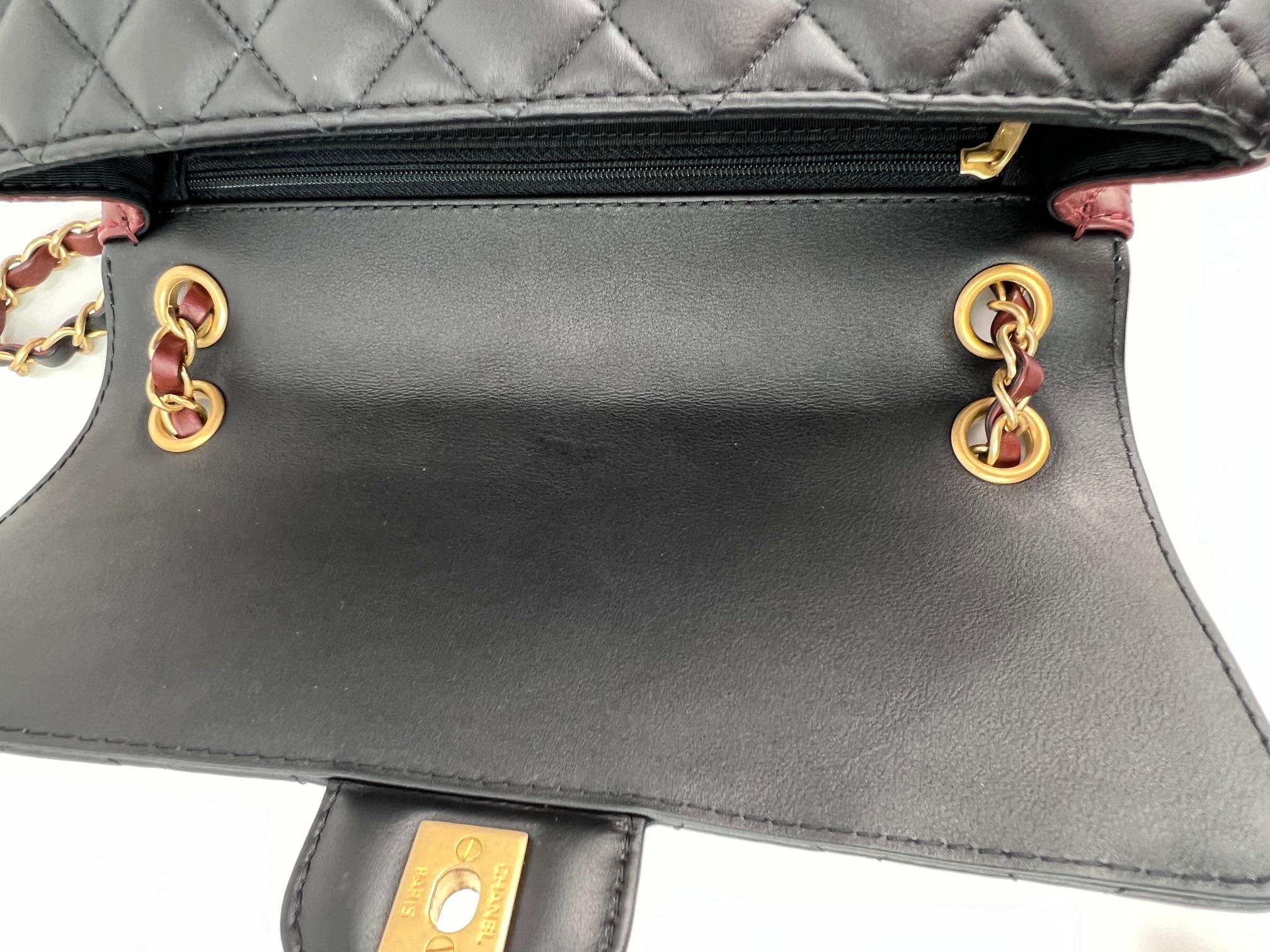 Chanel in pelle di vitello con tracolla trapuntata e patta in nero e bordeaux in vendita 1