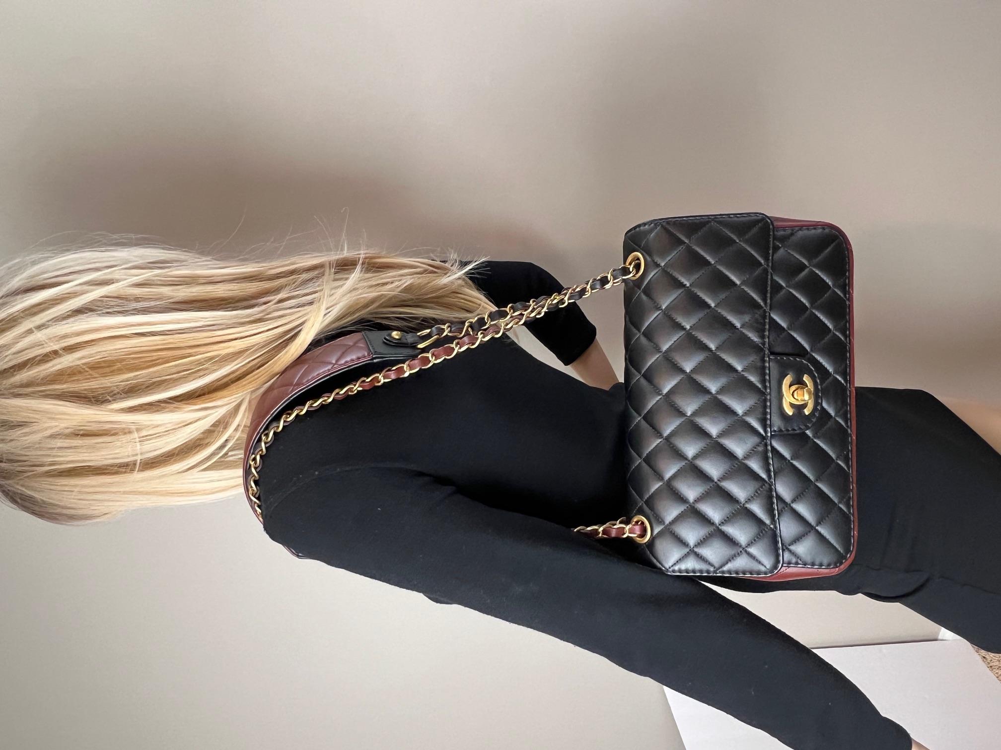 Chanel in pelle di vitello con tracolla trapuntata e patta in nero e bordeaux in vendita 2