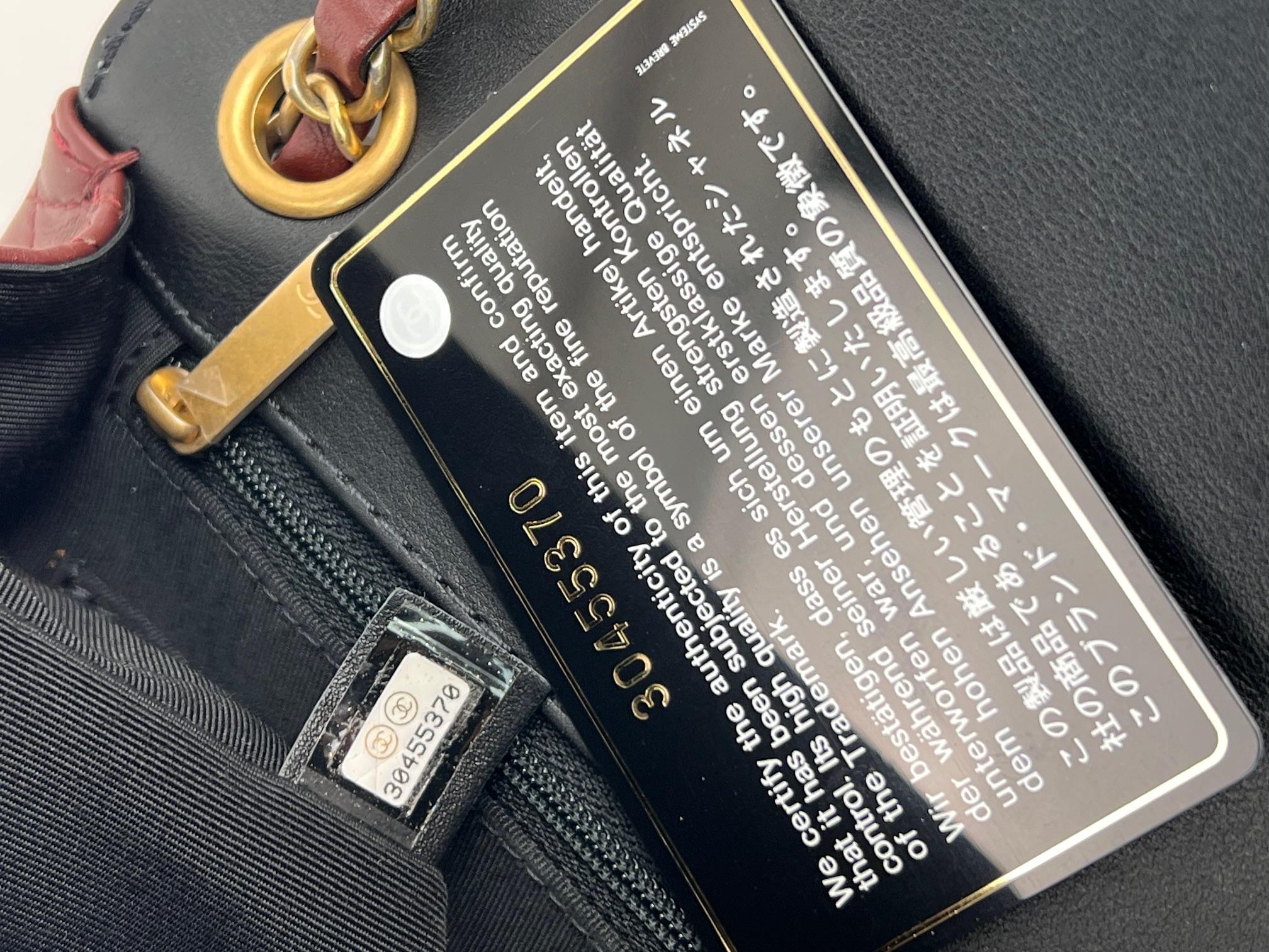 Chanel in pelle di vitello con tracolla trapuntata e patta in nero e bordeaux in vendita 3