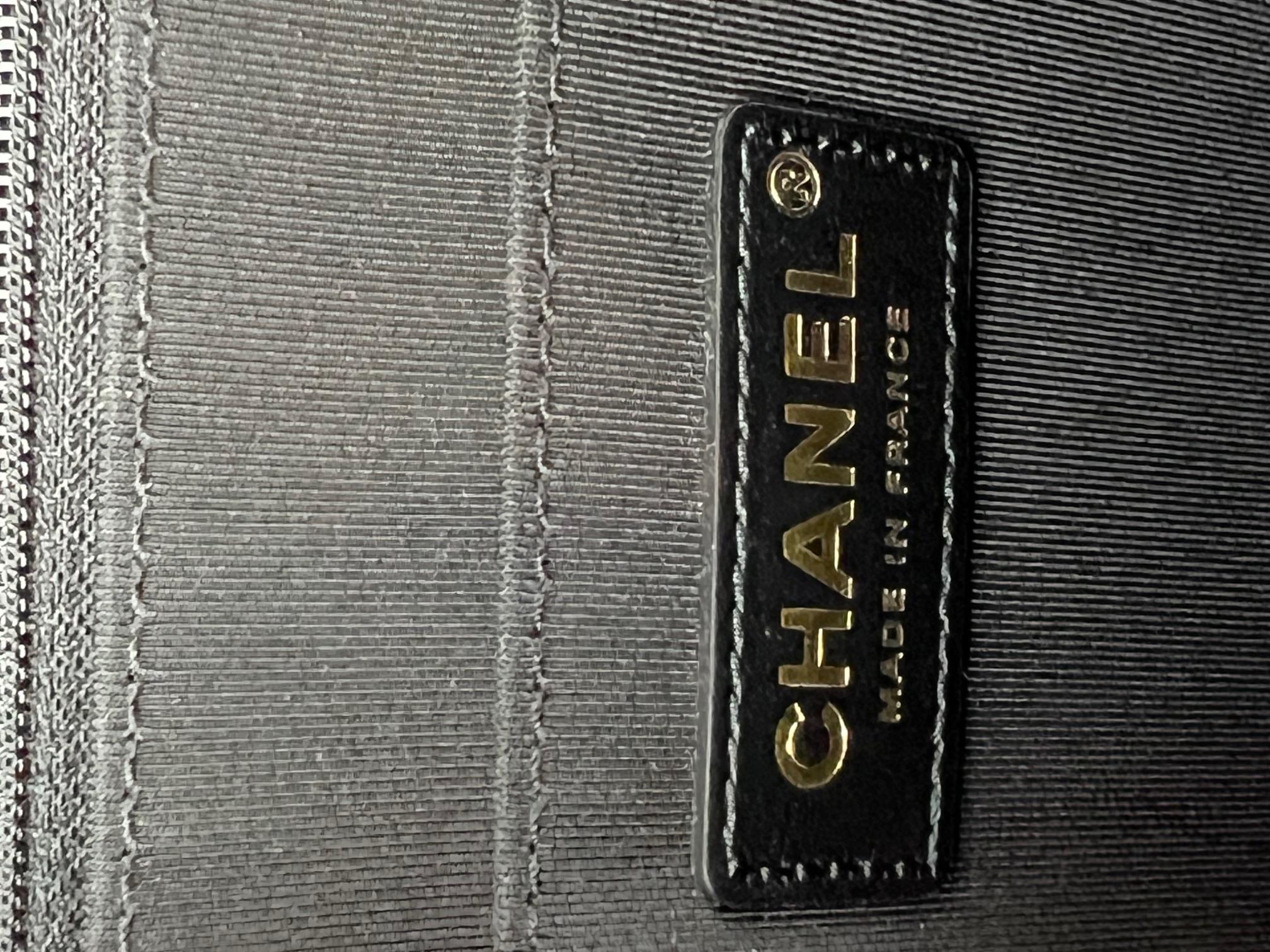 Chanel in pelle di vitello con tracolla trapuntata e patta in nero e bordeaux in vendita 4