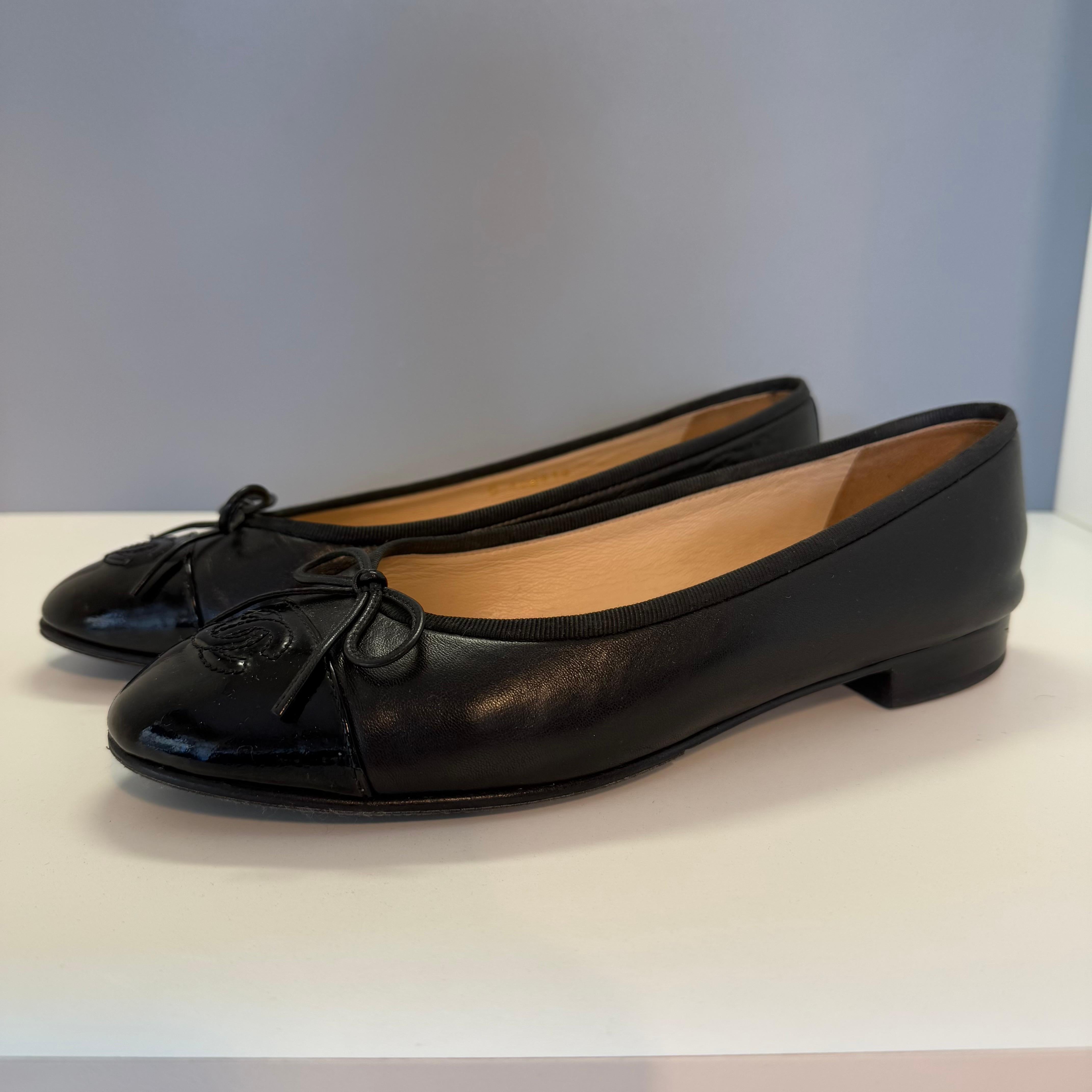 Iconic Chanel Cambon ballerinas
Leather and patent leather
Black color
CC Logo 
Size 38 1/2 C
Anti slide rubber on soles
Worldwide fast shipping included in the price


