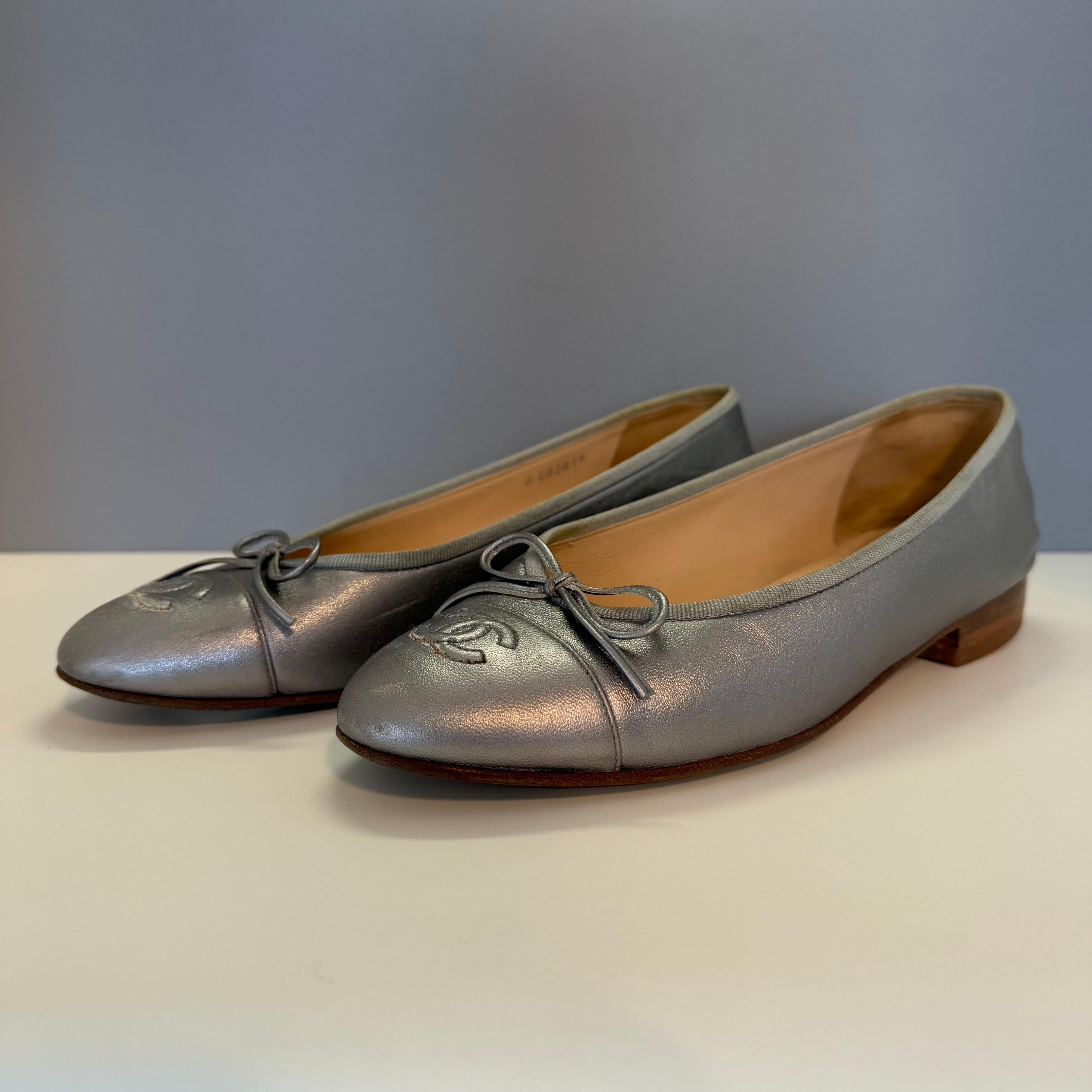 Die ikonischen Chanel Cambon Ballerinas
Leder
Farbe Silber
CC-Logo 
Größe 38 1/2 C
Allgemeine Verwendung wie auf den Bildern
Weltweiter schneller Versand im Preis inbegriffen





