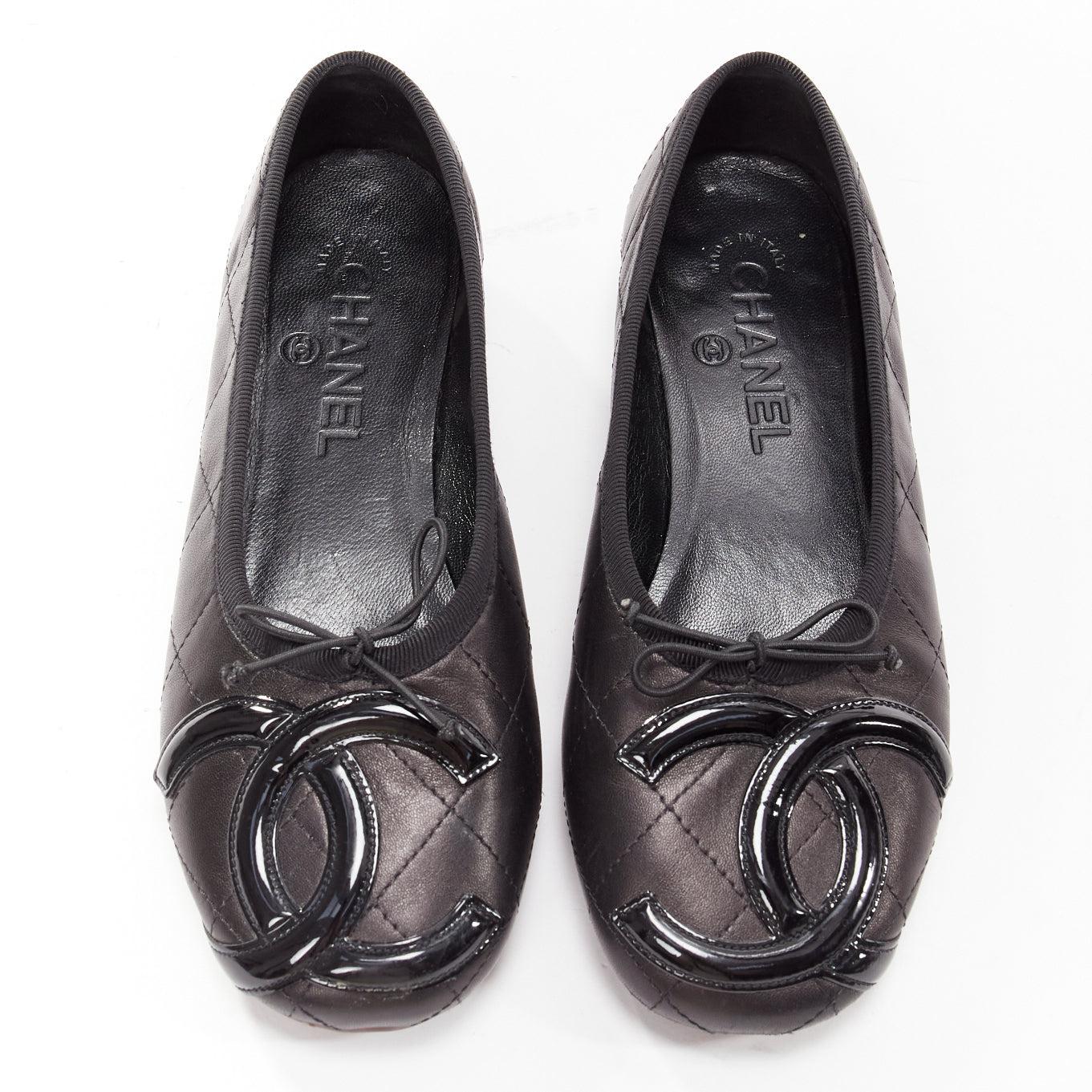 CHANEL Cambon black CC logo quilted bow front ballerina flats EU35
Reference: YIKK/A00076
Brand: Chanel
Collection: Cambon
Material: Leather
Color: Black
Pattern: Solid
Closure: Slip On
Lining: Black Leather
Extra Details: Rubber soles.
Made in: