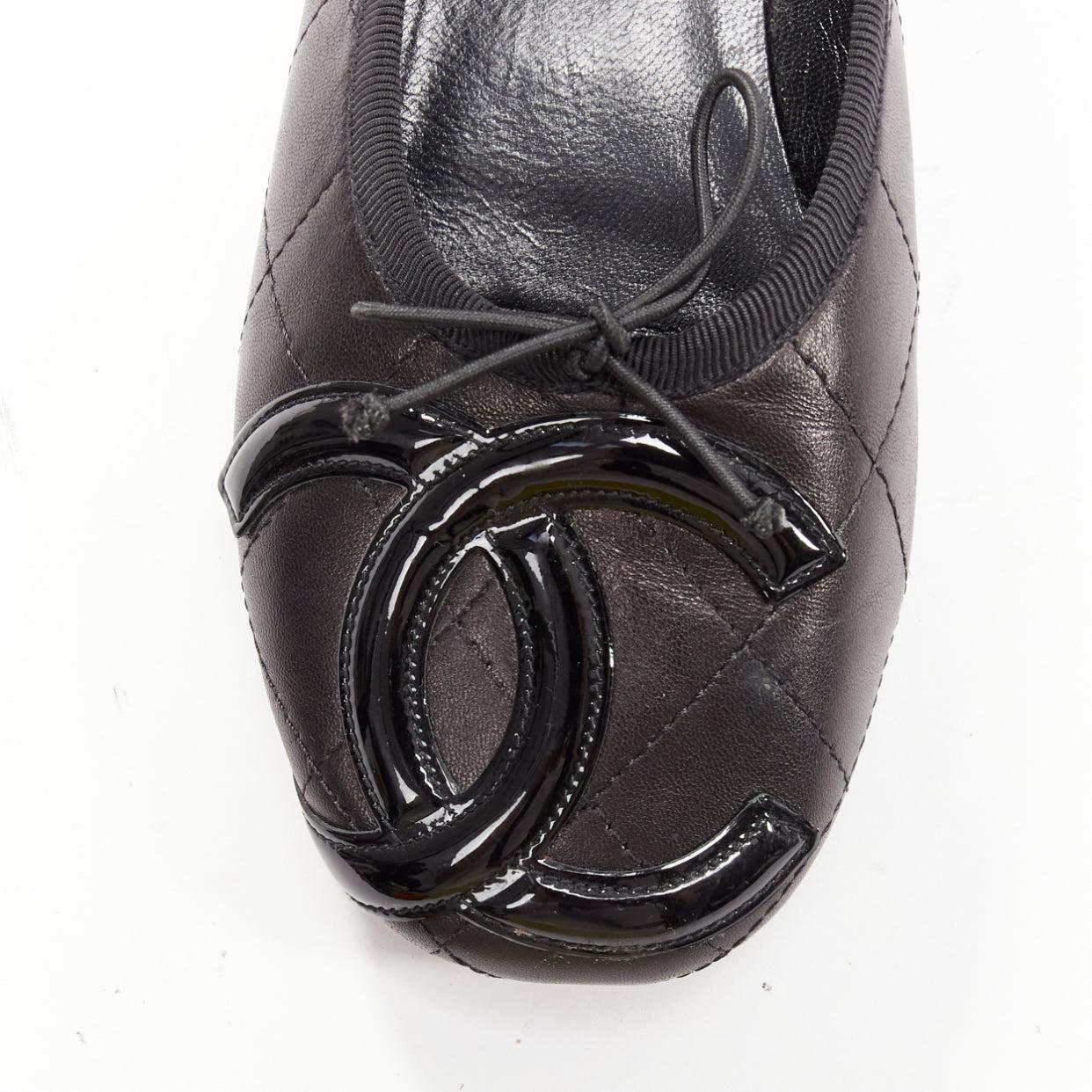 CHANEL Cambon noir logo CC matelassé nœud sur le devant ballerines EU35 en vente 2