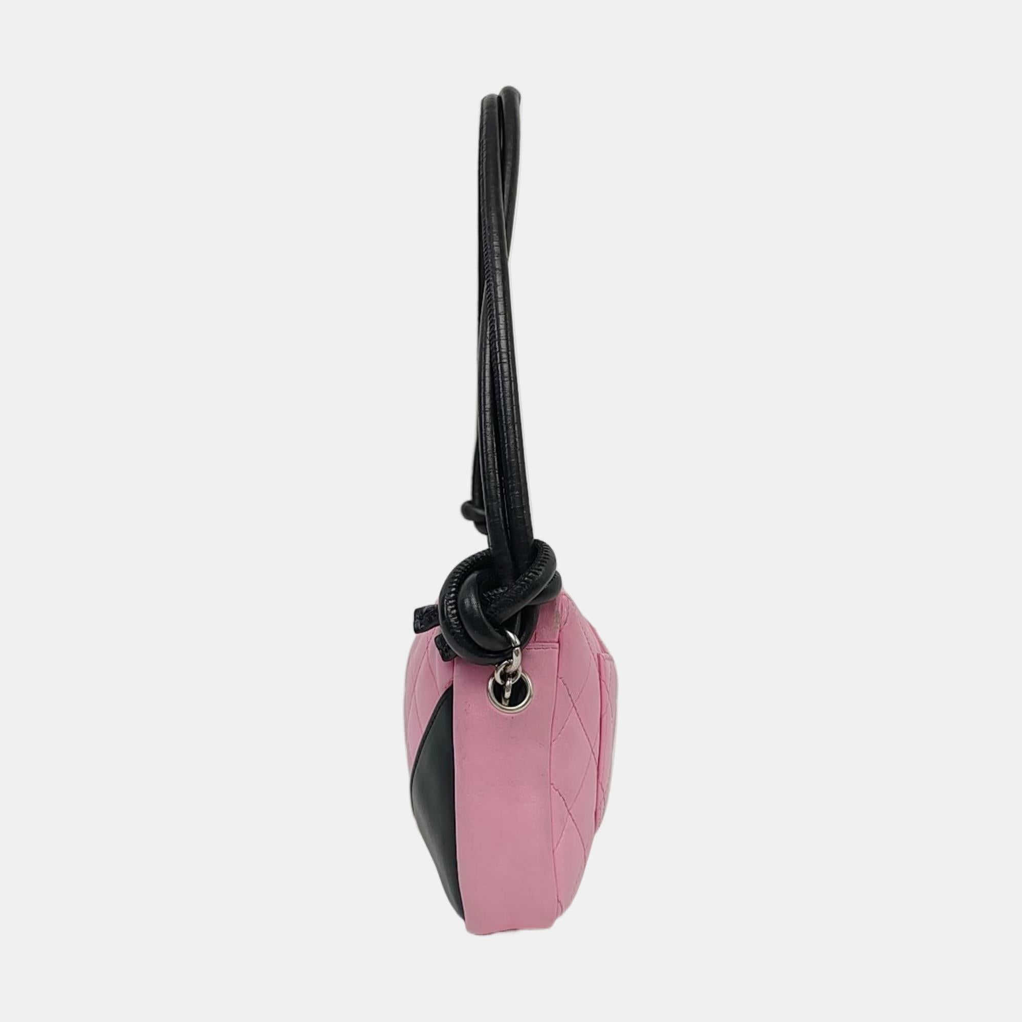 Marron Chanel - Pochette Cambon - Cuir rose - Bracelet noir en vente