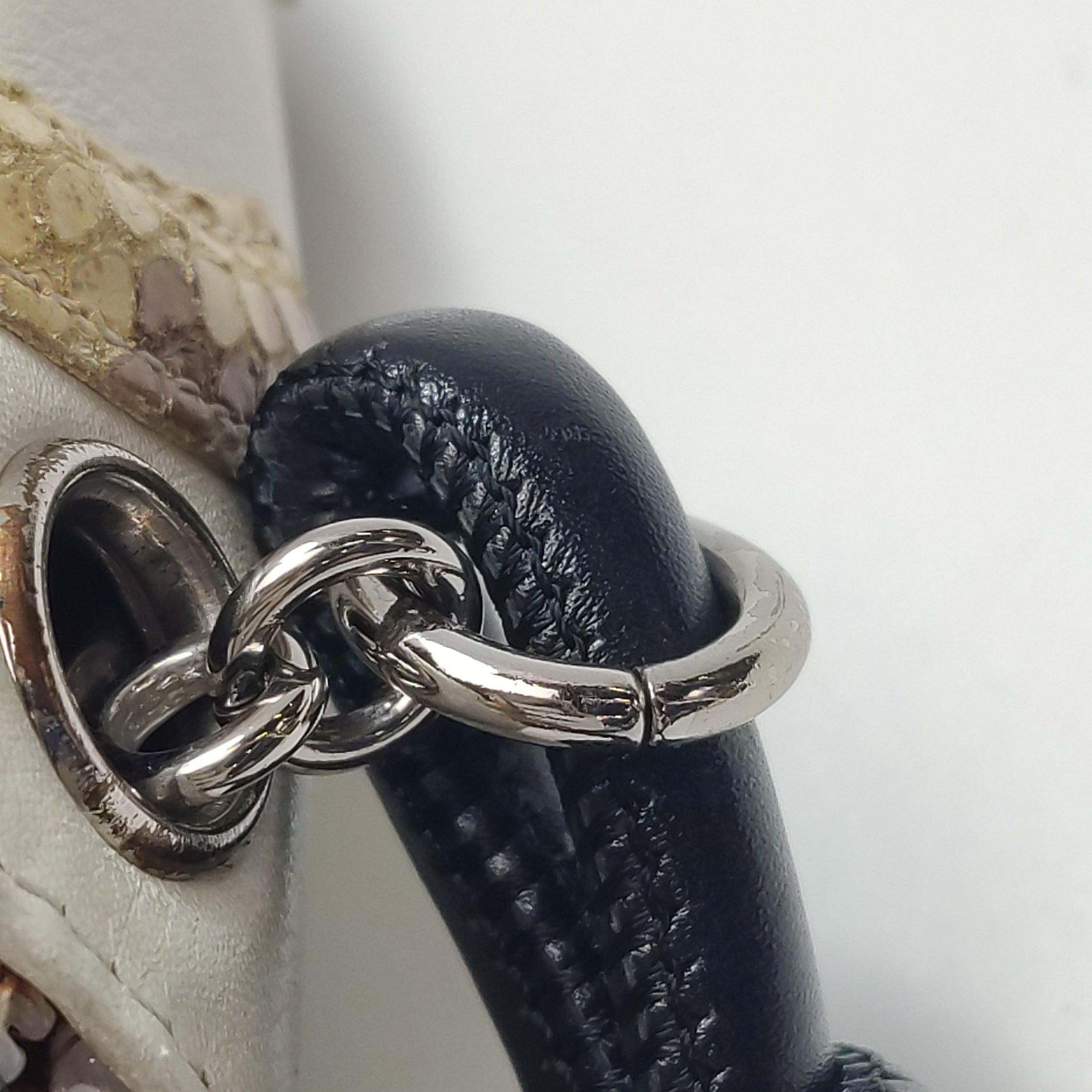 Chanel Cambon Clutch Weißes Leder Schlangenhaut CC Logo Schwarzer Riemen im Angebot 7