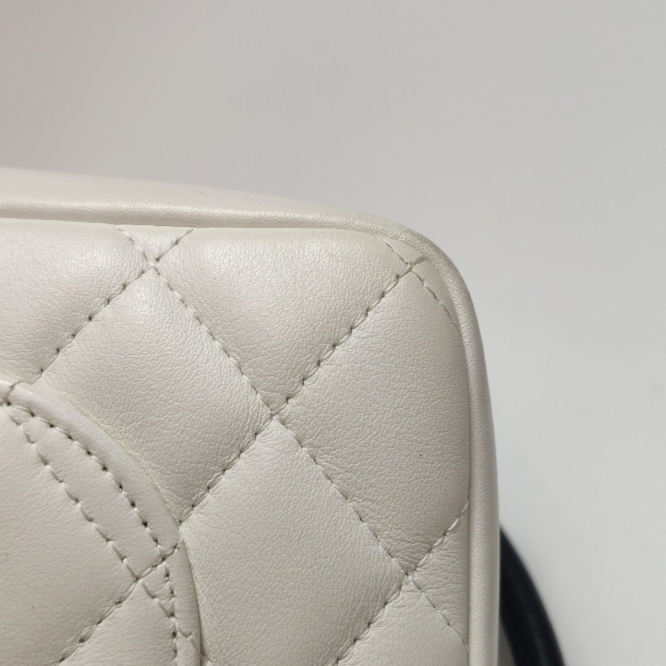 Chanel Cambon Clutch Weißes Leder Schlangenhaut CC Logo Schwarzer Riemen im Angebot 8