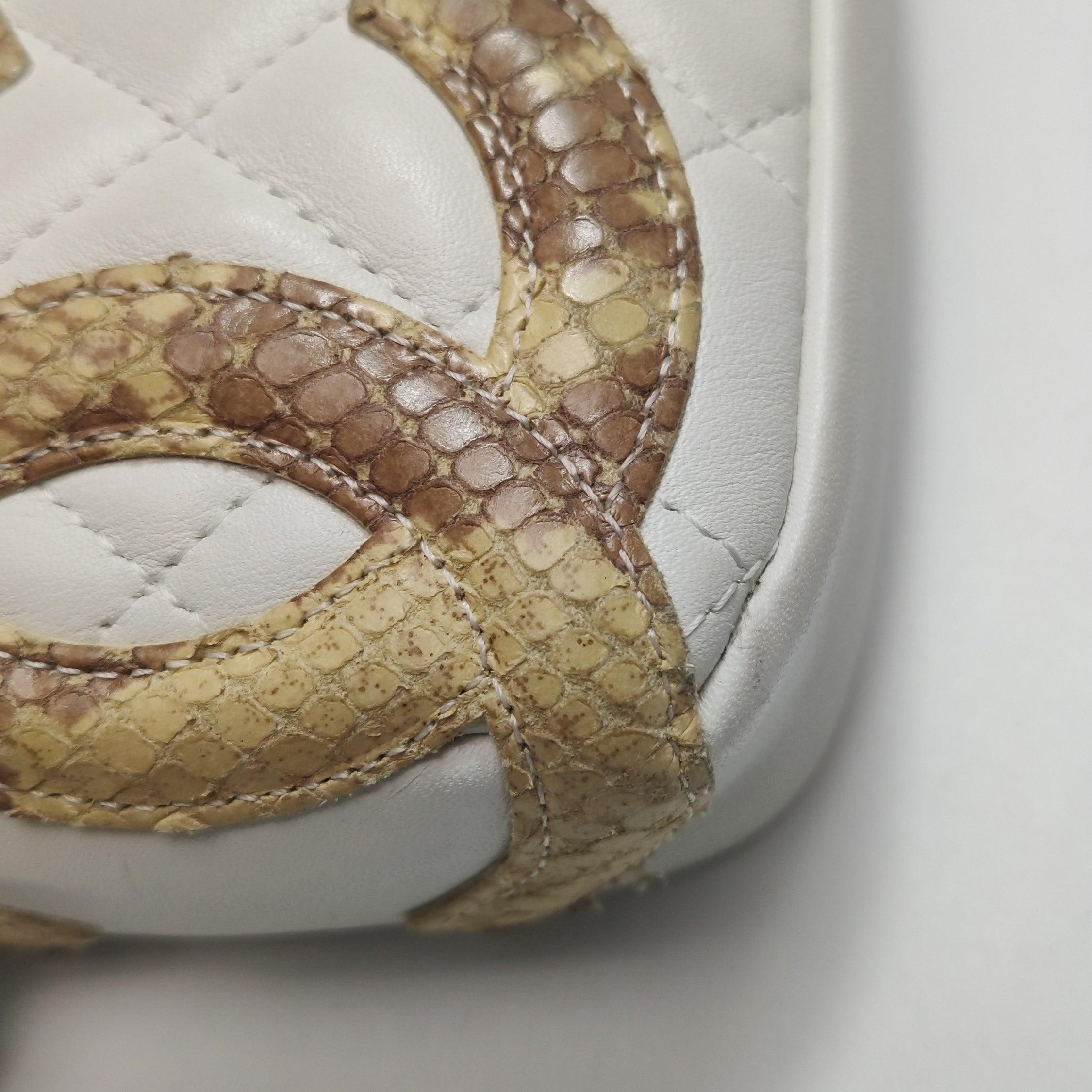 Chanel Cambon Clutch Weißes Leder Schlangenhaut CC Logo Schwarzer Riemen im Angebot 9