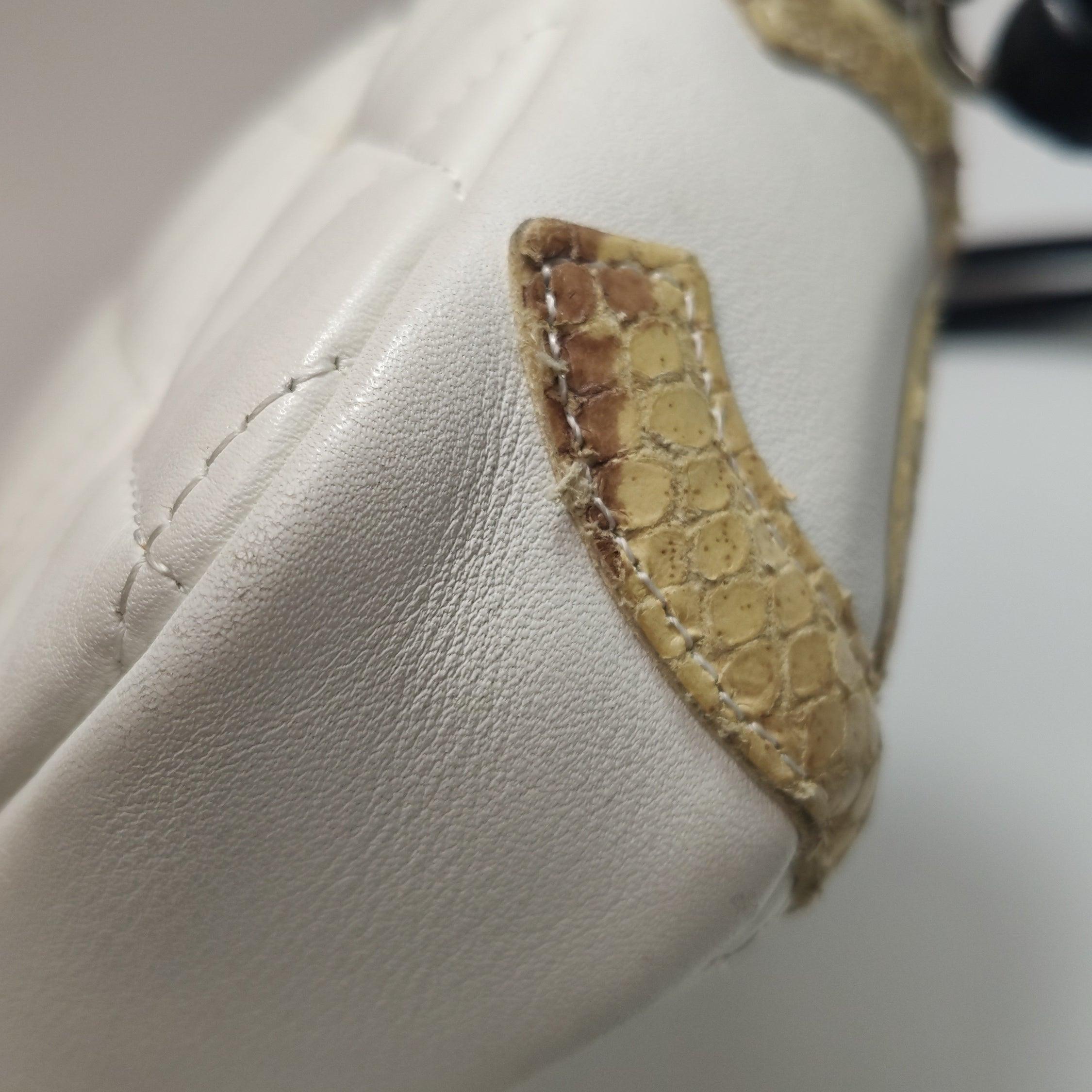 Chanel Cambon Clutch Weißes Leder Schlangenhaut CC Logo Schwarzer Riemen im Angebot 13