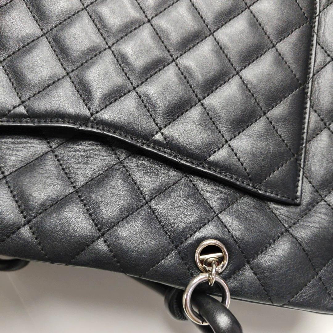 Chanel Cambon Borsa grande in pelle di vitello nera con doppia tracolla in vendita 6