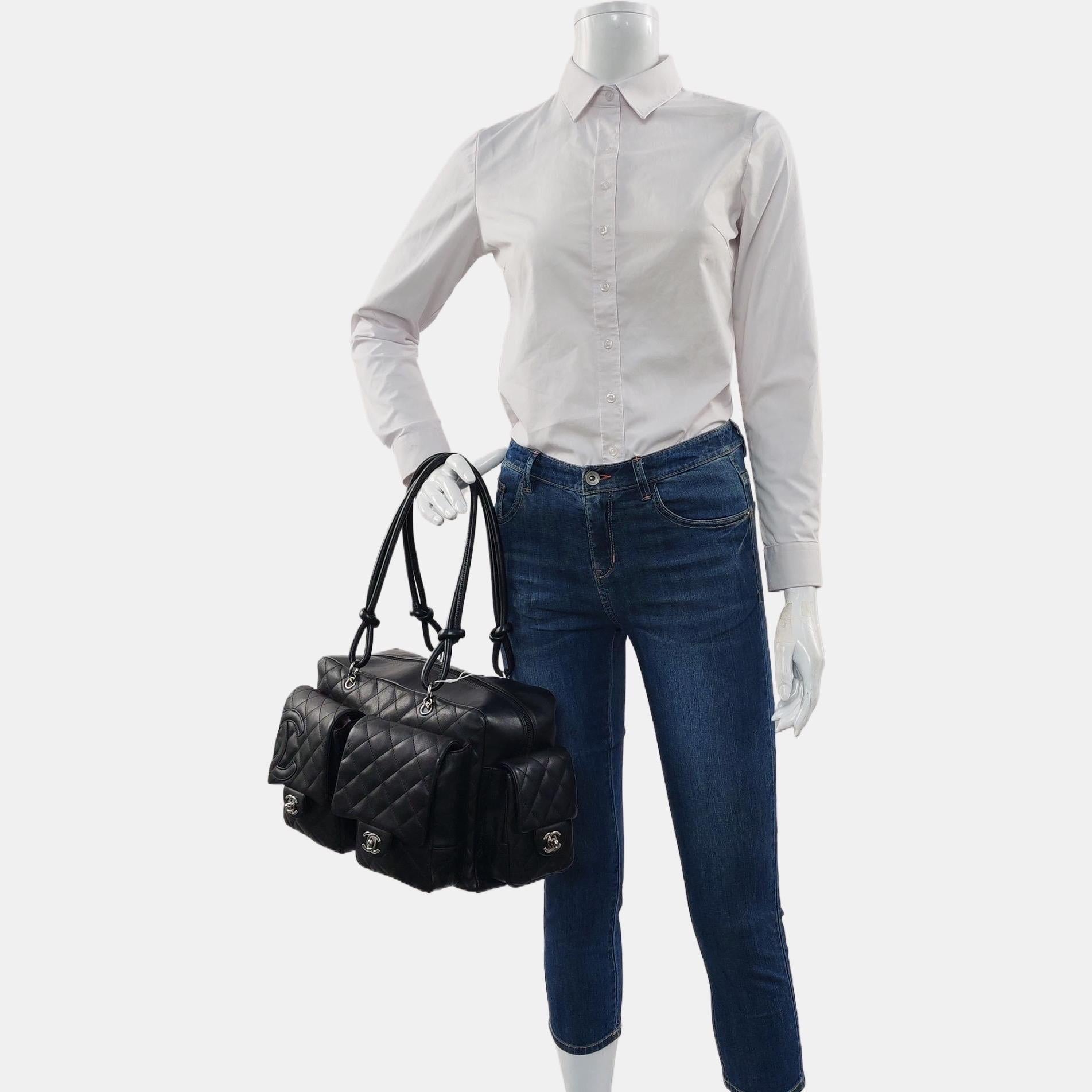 Chanel Cambon Borsa grande in pelle di vitello nera con doppia tracolla
Queste sono foto professionali della borsa offerta da Luxbags.
Prende il nome dalla via Cambon di Parigi dove si trova il negozio Chanel. Questa borsa molto ambita si ispira