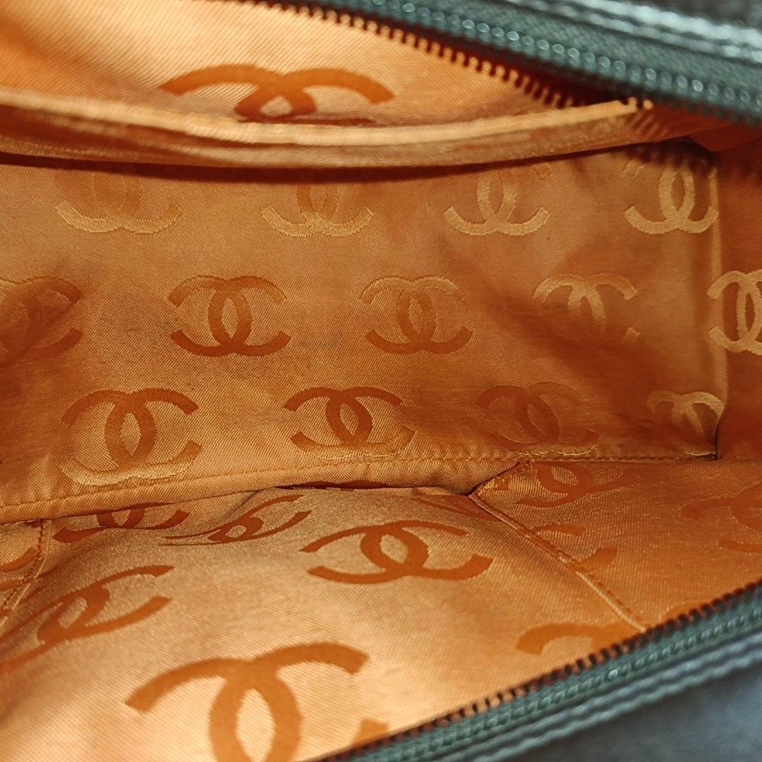 Chanel Cambon Large Sac à main en cuir de veau marron foncé à double bandoulière en vente 12