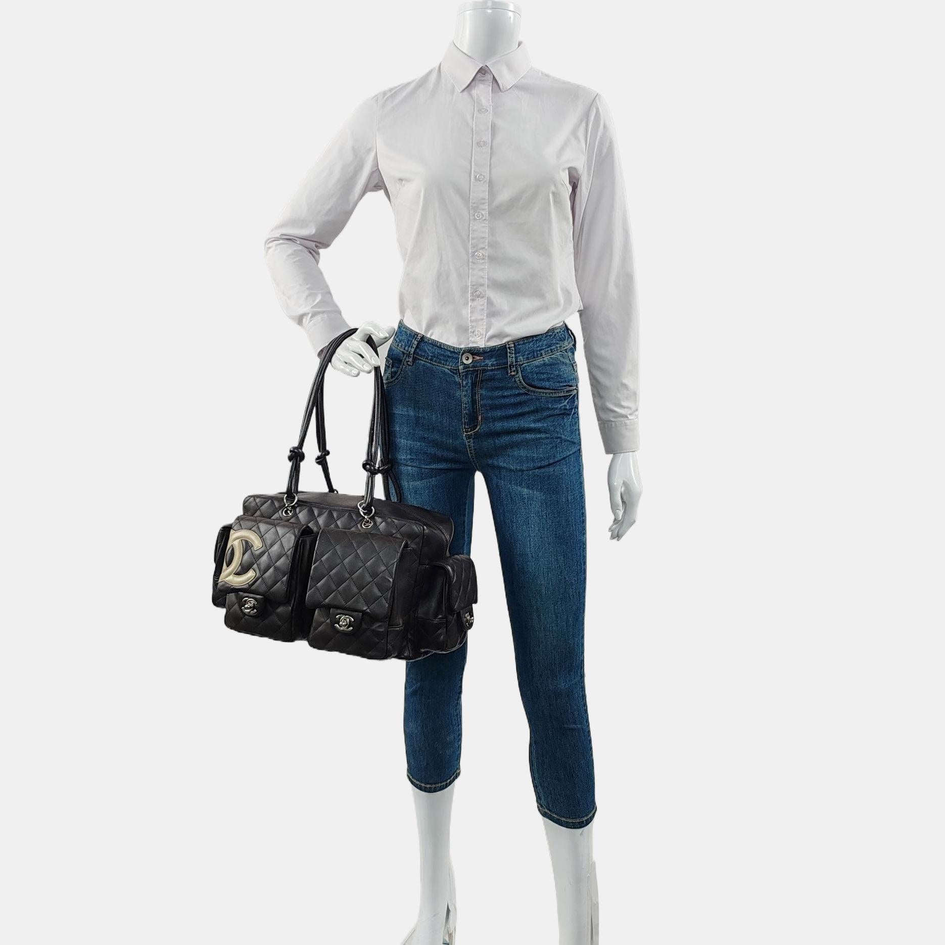 Chanel Cambon Large Sac à main en cuir de veau marron foncé à double bandoulière
Il s'agit de photos professionnelles du sac offert par Luxbags.
Elle porte le nom de la rue Cambon, à Paris, où se trouve la boutique Chanel. Ce sac très convoité