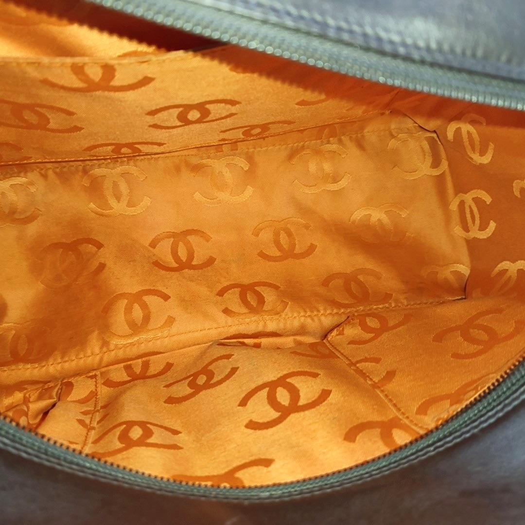 Chanel Cambon Large Sac à main en cuir de veau marron foncé à double bandoulière en vente 2