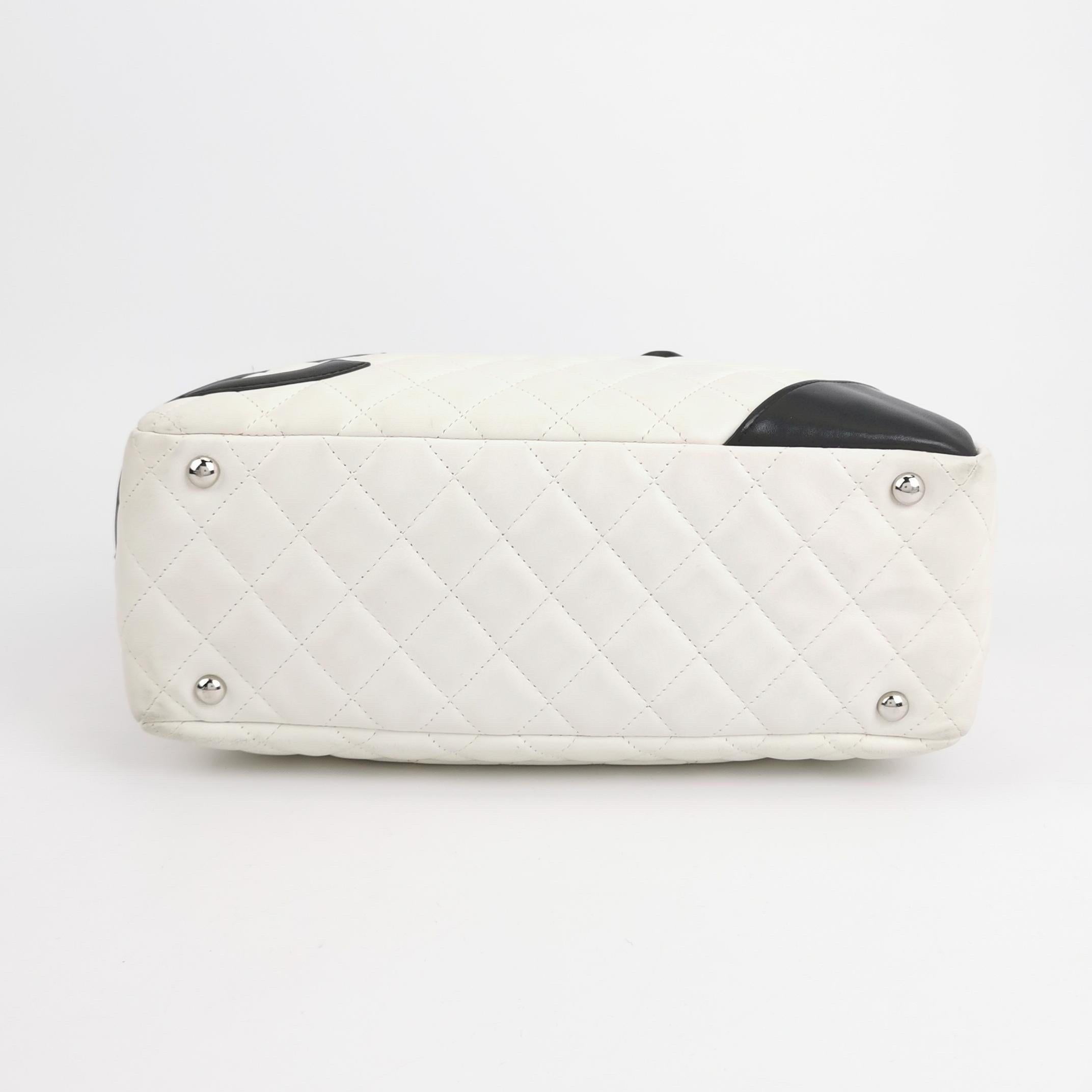 Grand sac porté épaule Chanel Cambon en cuir de veau blanc avec double bandoulière noire en vente 5