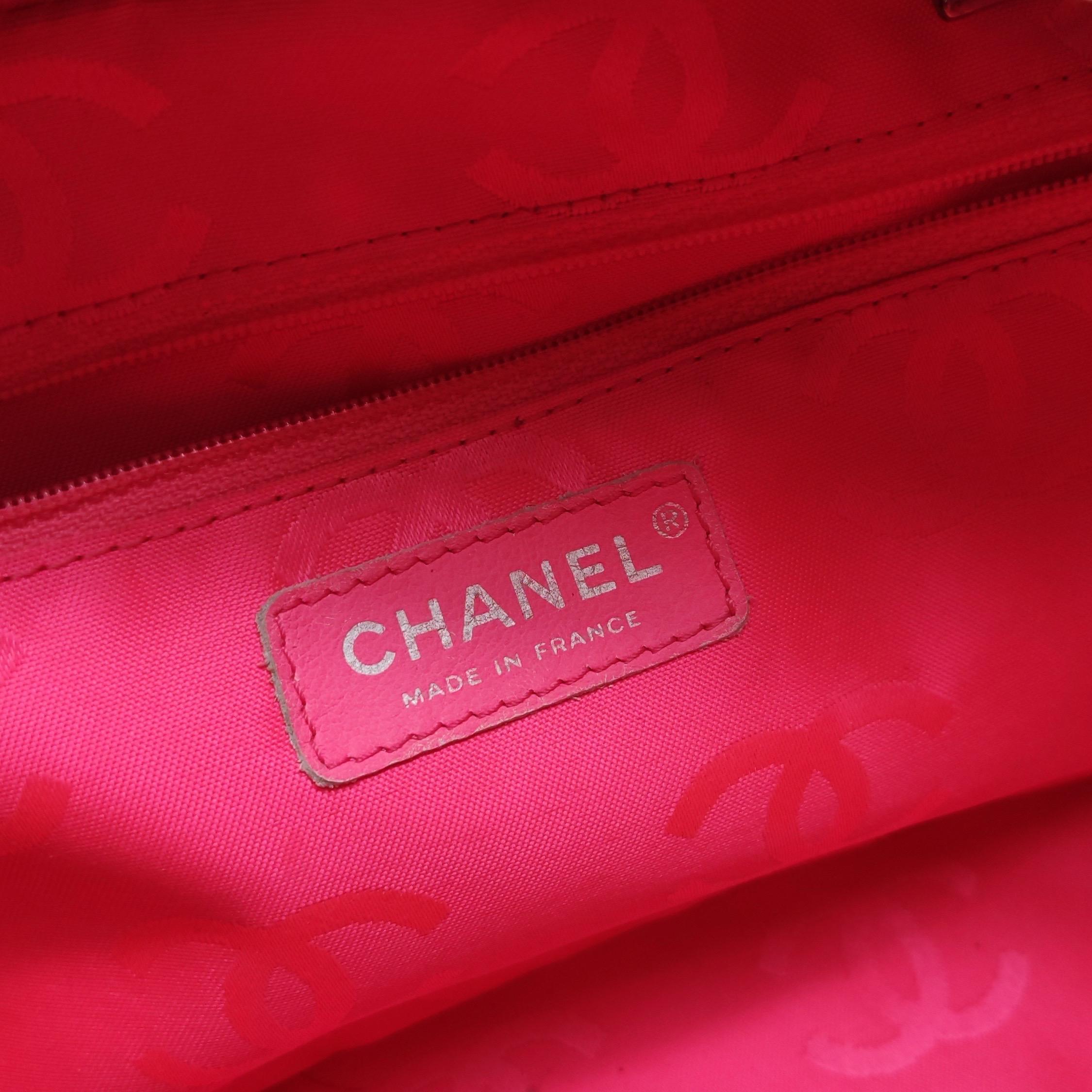 Grand sac porté épaule Chanel Cambon en cuir de veau blanc avec double bandoulière noire en vente 6
