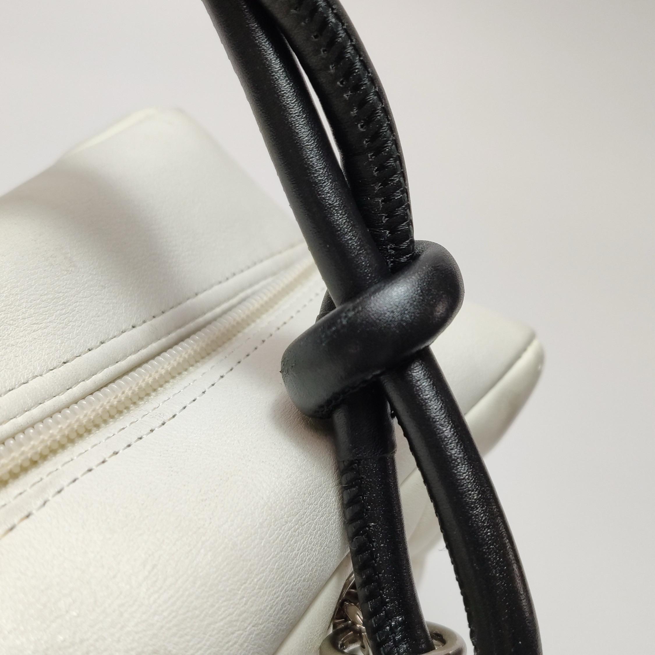 Grand sac porté épaule Chanel Cambon en cuir de veau blanc avec double bandoulière noire en vente 7