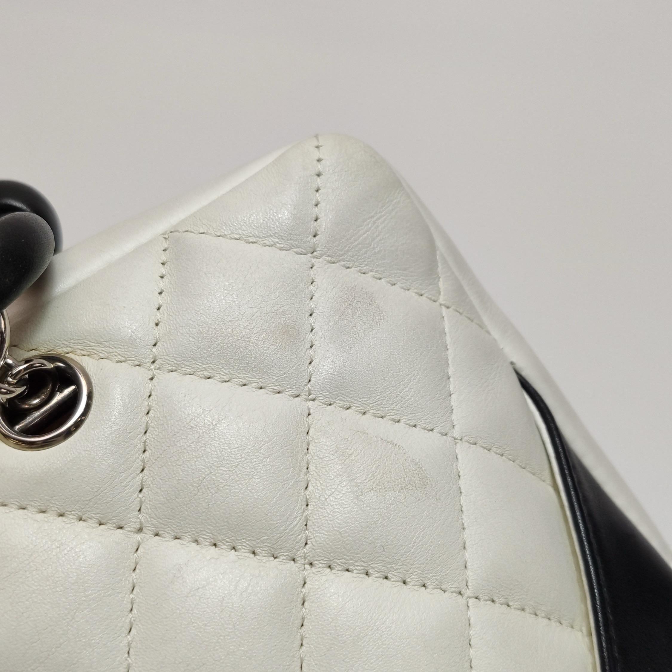 Grand sac porté épaule Chanel Cambon en cuir de veau blanc avec double bandoulière noire en vente 8