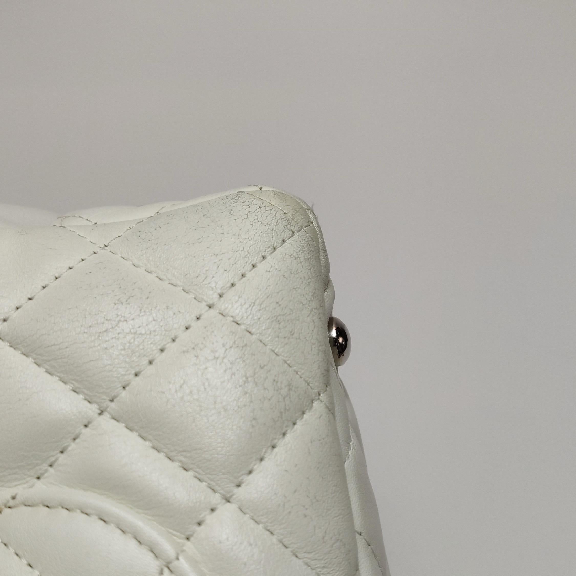 Grand sac porté épaule Chanel Cambon en cuir de veau blanc avec double bandoulière noire en vente 9