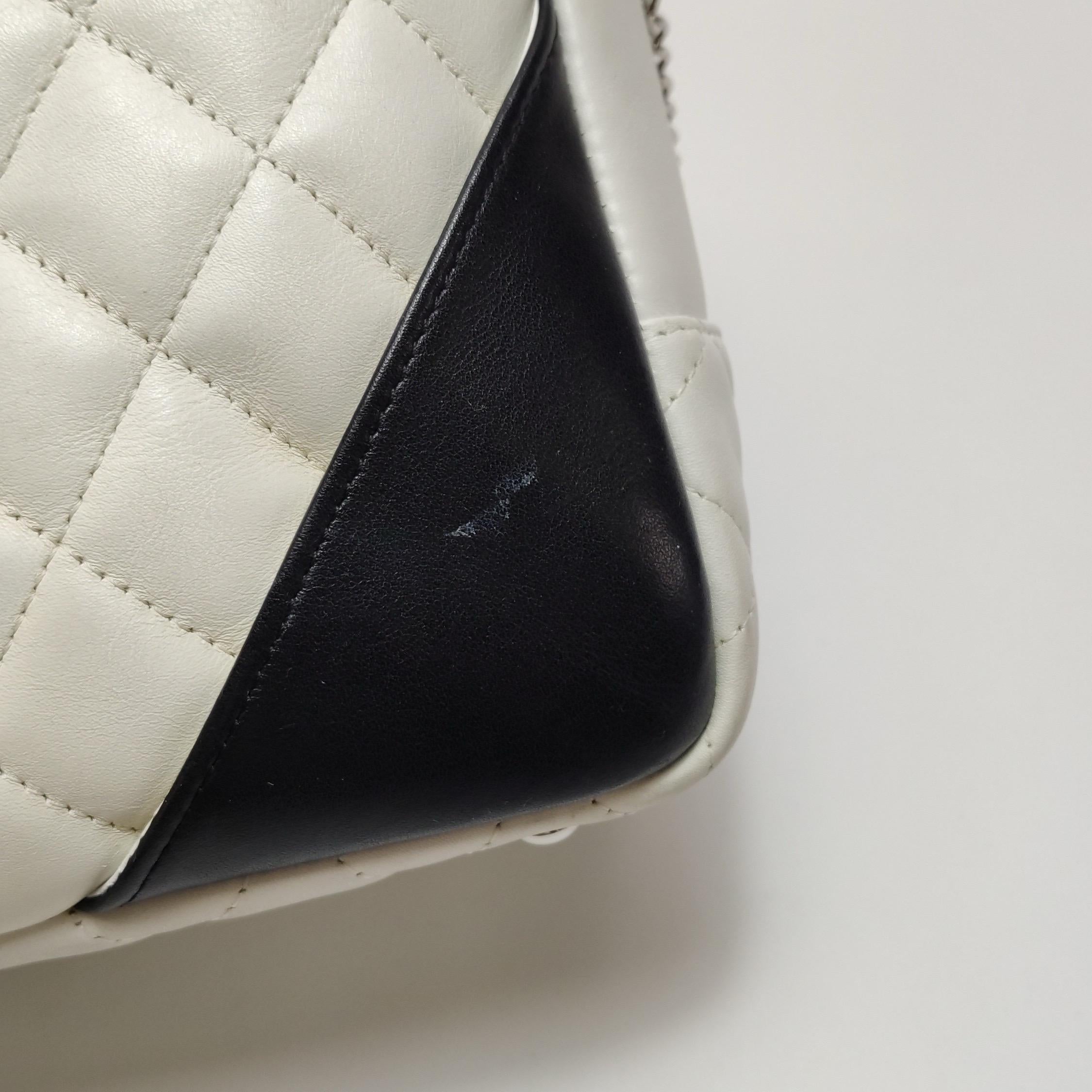 Grand sac porté épaule Chanel Cambon en cuir de veau blanc avec double bandoulière noire en vente 10