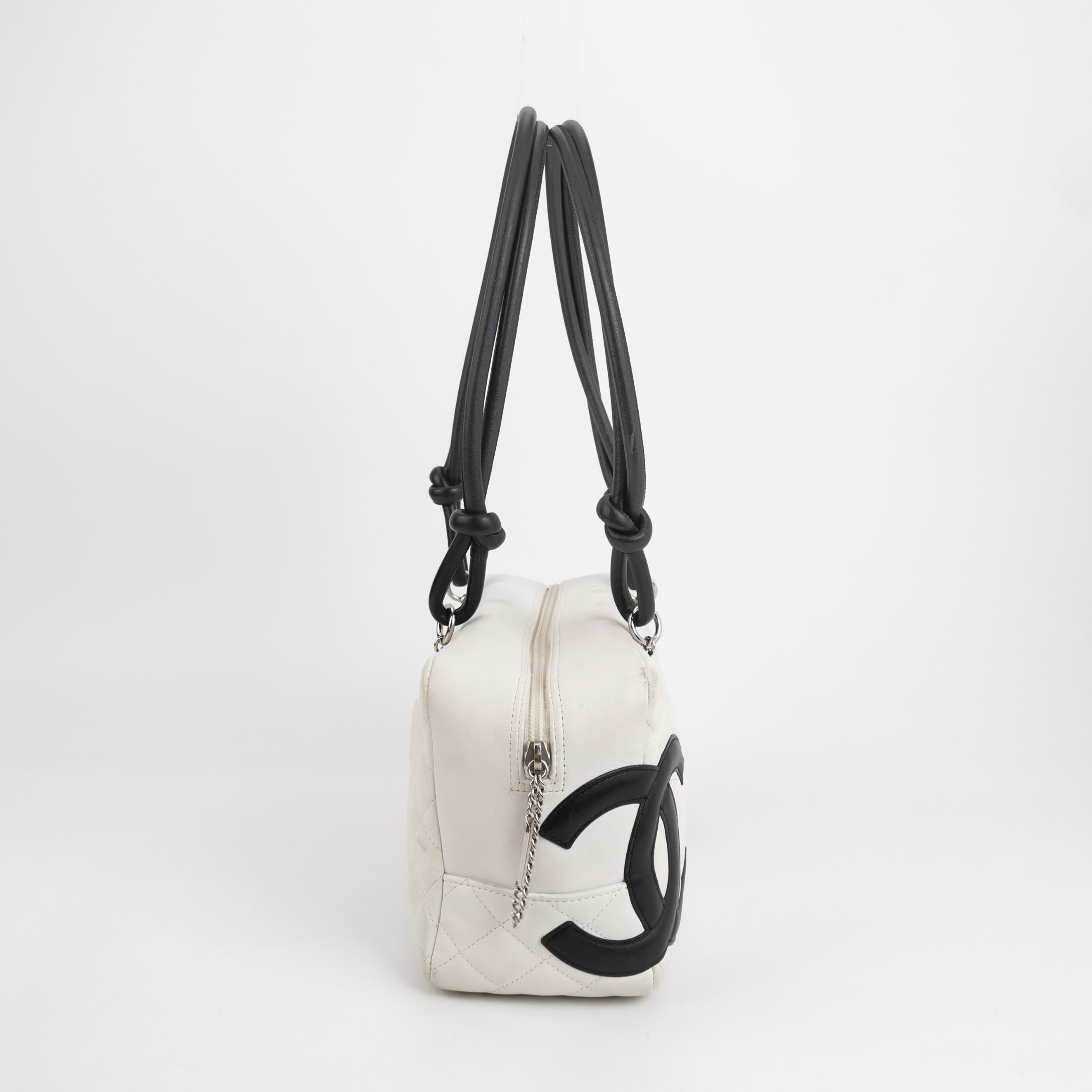 Gris Grand sac porté épaule Chanel Cambon en cuir de veau blanc avec double bandoulière noire en vente