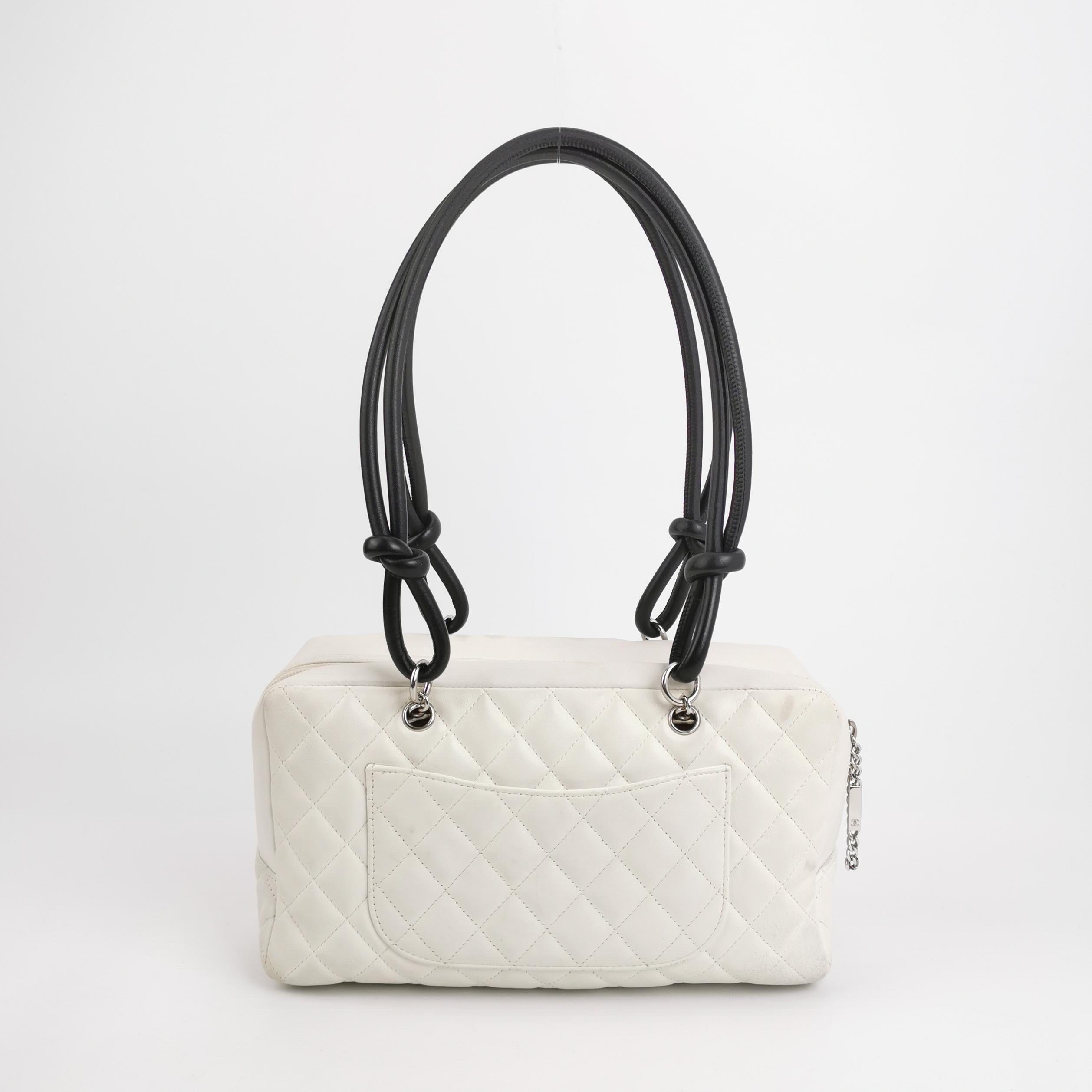 Grand sac porté épaule Chanel Cambon en cuir de veau blanc avec double bandoulière noire Bon état - En vente à AUBERVILLIERS, FR