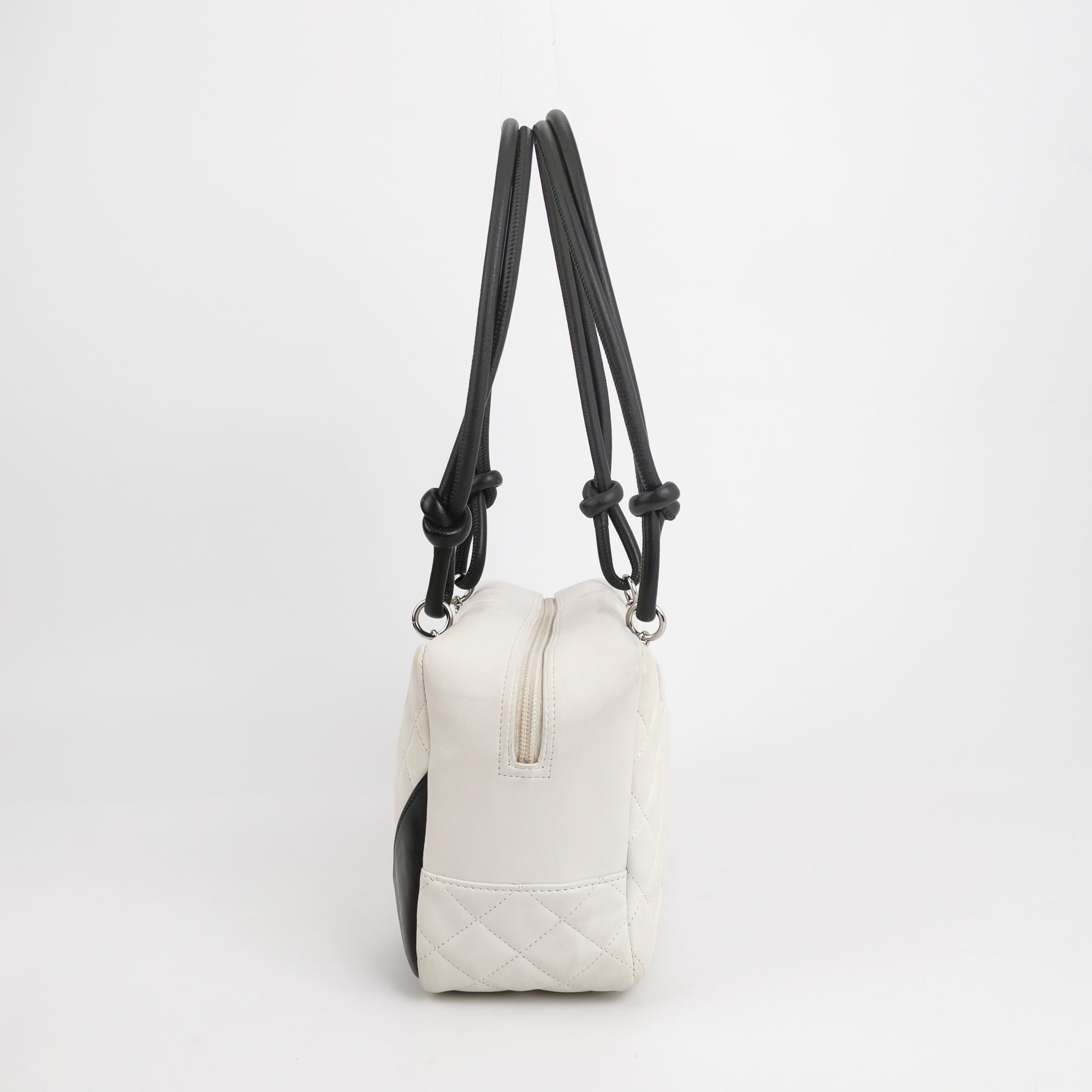 Grand sac porté épaule Chanel Cambon en cuir de veau blanc avec double bandoulière noire Pour femmes en vente