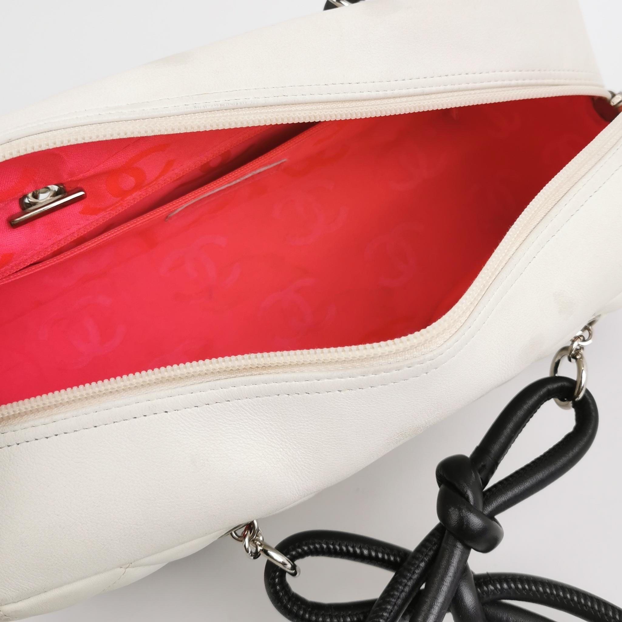 Grand sac porté épaule Chanel Cambon en cuir de veau blanc avec double bandoulière noire en vente 2
