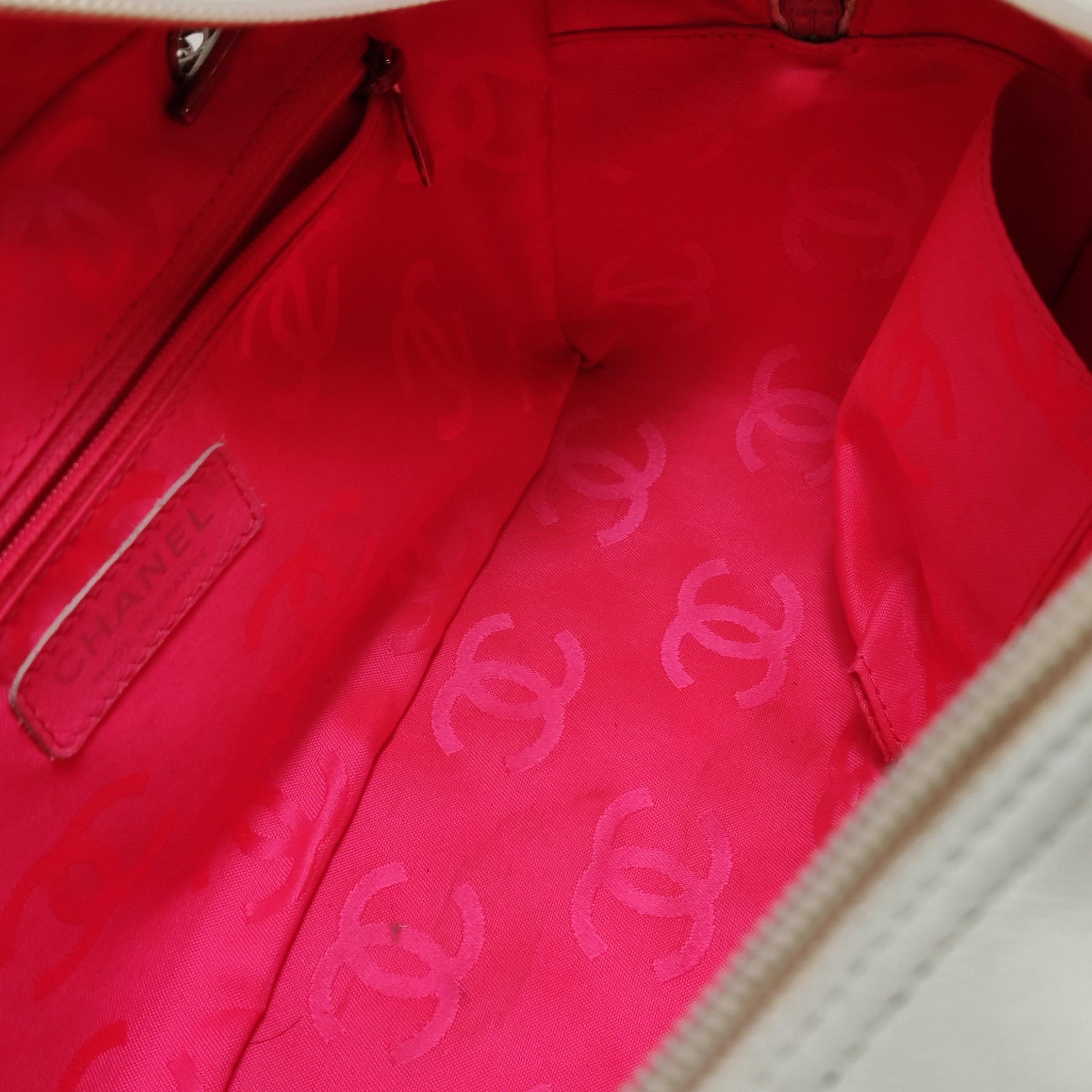 Grand sac porté épaule Chanel Cambon en cuir de veau blanc avec double bandoulière noire en vente 3