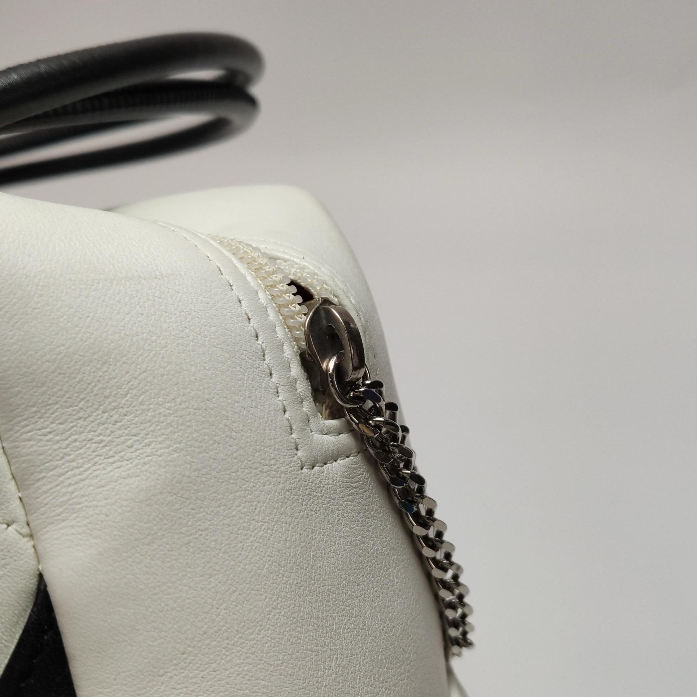 Grand sac porté épaule Chanel Cambon en cuir de veau blanc avec double bandoulière noire en vente 4