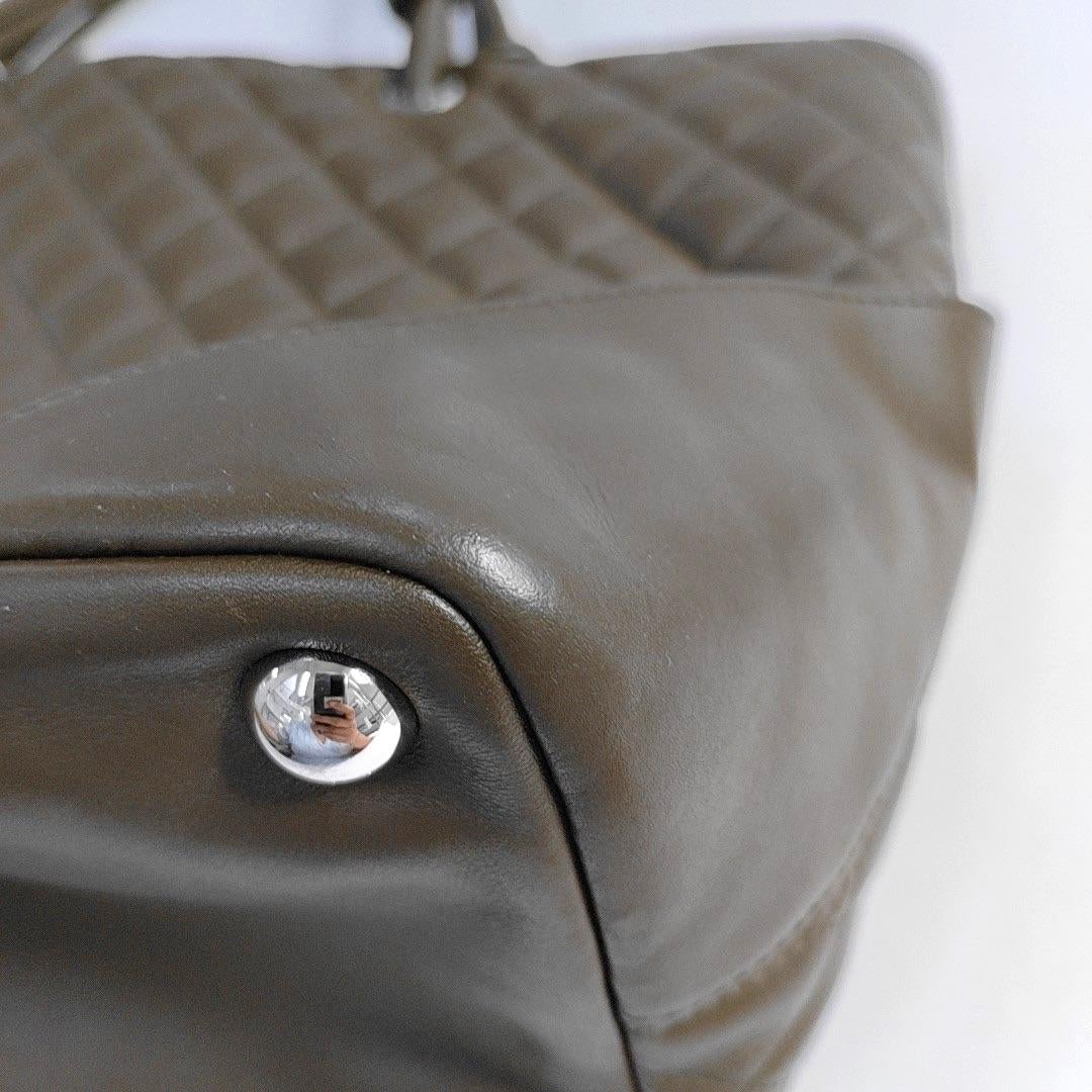 Chanel Cambon Tote grande in pelle di vitello verde oliva con logo in pelle di serpente in vendita 6
