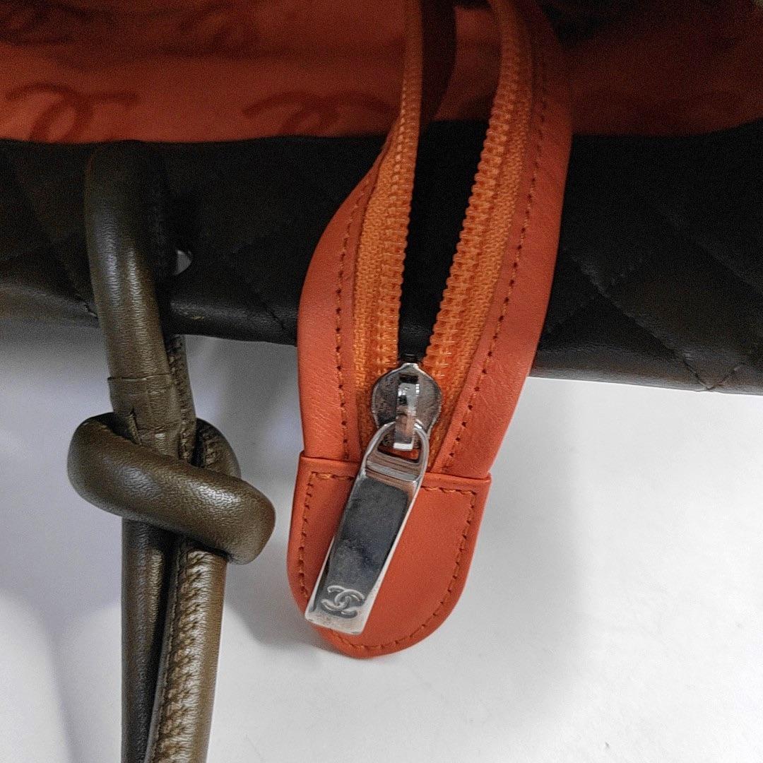 Chanel Cambon Tote grande in pelle di vitello verde oliva con logo in pelle di serpente in vendita 9