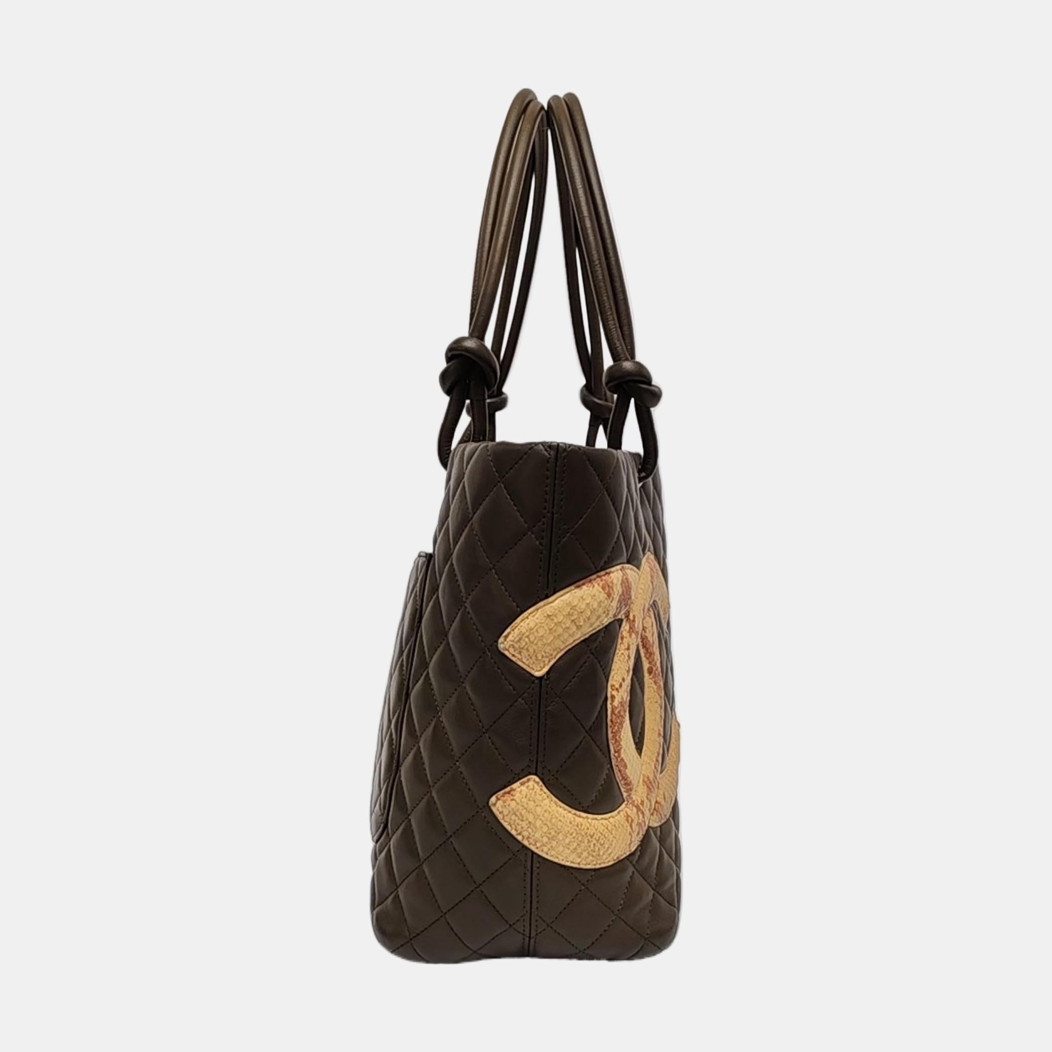 Chanel Cambon Tote grande in pelle di vitello verde oliva con logo in pelle di serpente In condizioni buone in vendita a AUBERVILLIERS, FR