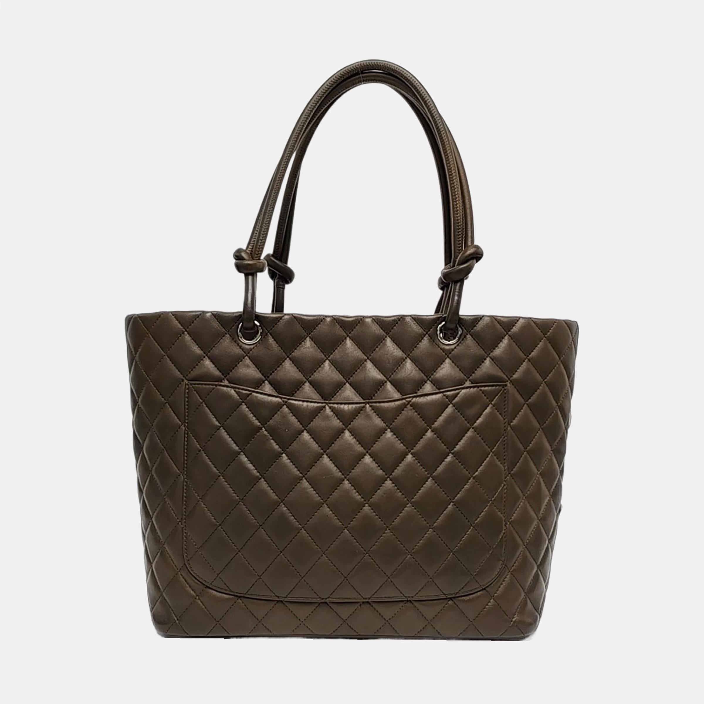 Donna Chanel Cambon Tote grande in pelle di vitello verde oliva con logo in pelle di serpente in vendita