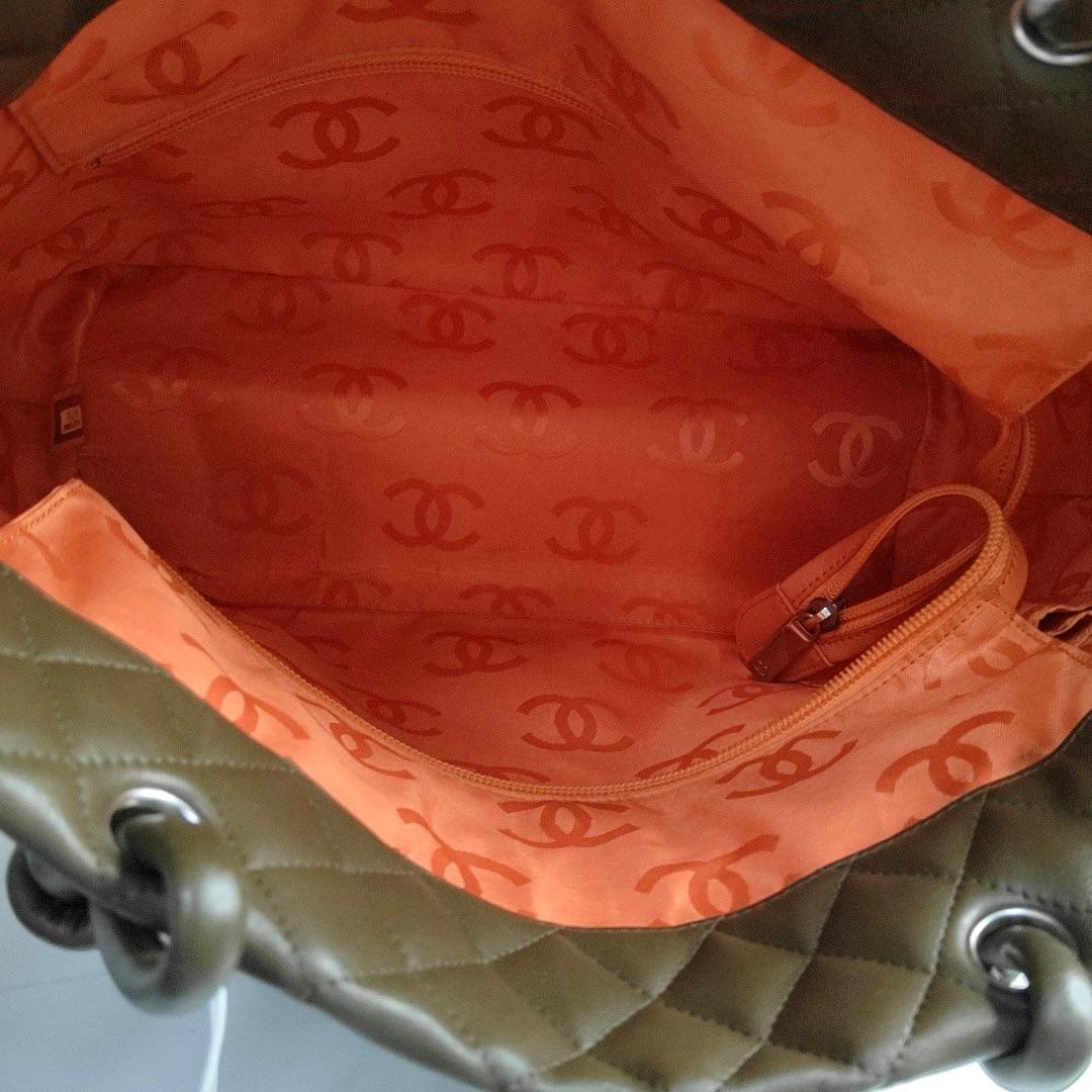 Chanel Cambon Tote grande in pelle di vitello verde oliva con logo in pelle di serpente in vendita 2
